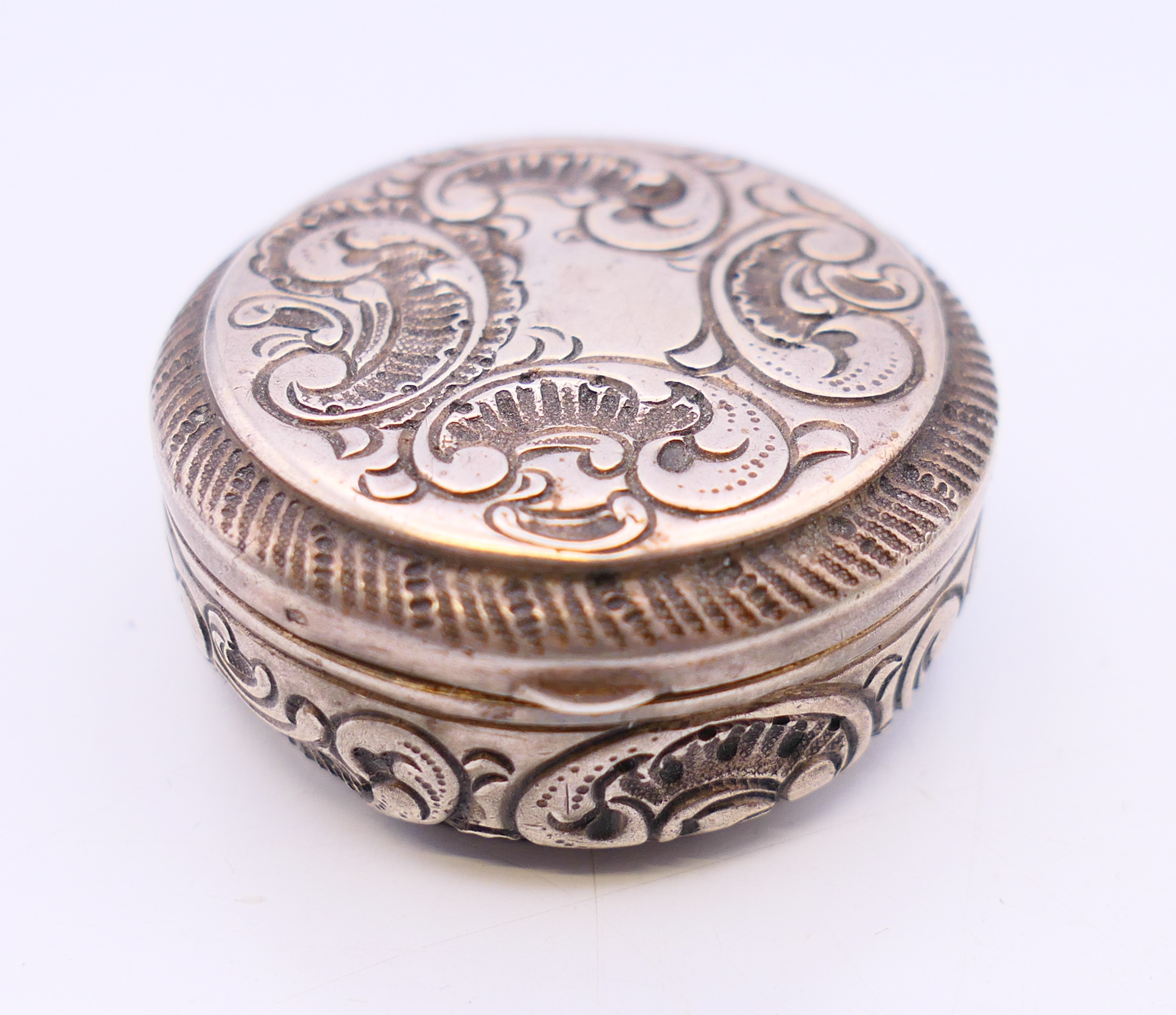 Two small silver snuff boxes. The largest 6 cm x 4.5 cm. - Image 7 of 11
