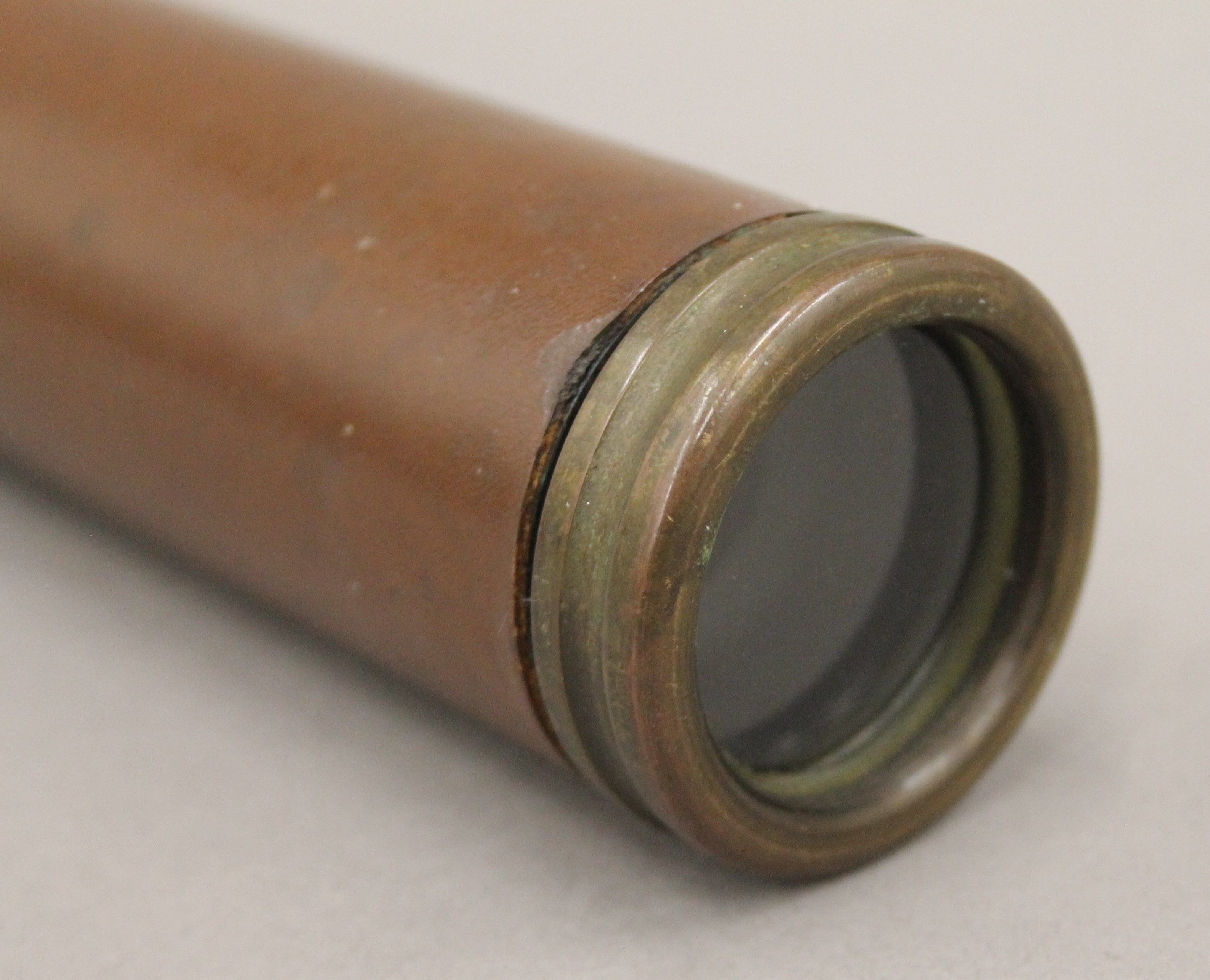 A leather-bound brass three-draw telescope, stamped Rangers Enbeeco, London. 69 cm long extended. - Image 6 of 6
