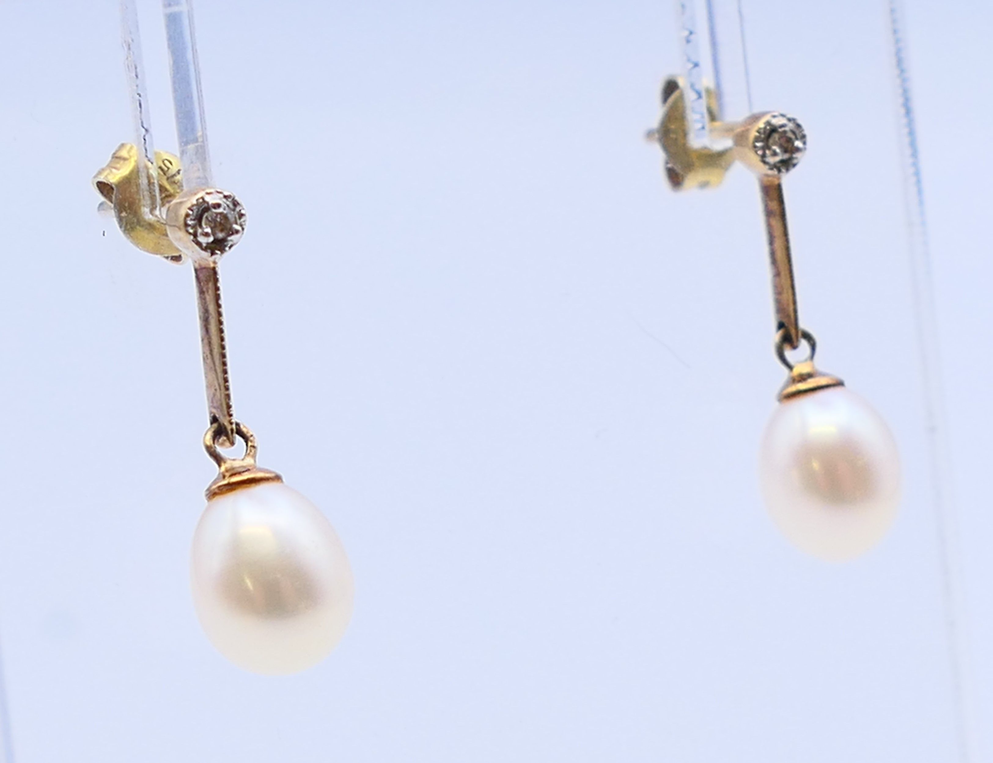 A pair of 9 ct gold, diamond and pearl earrings. 2 cm high. - Image 2 of 6
