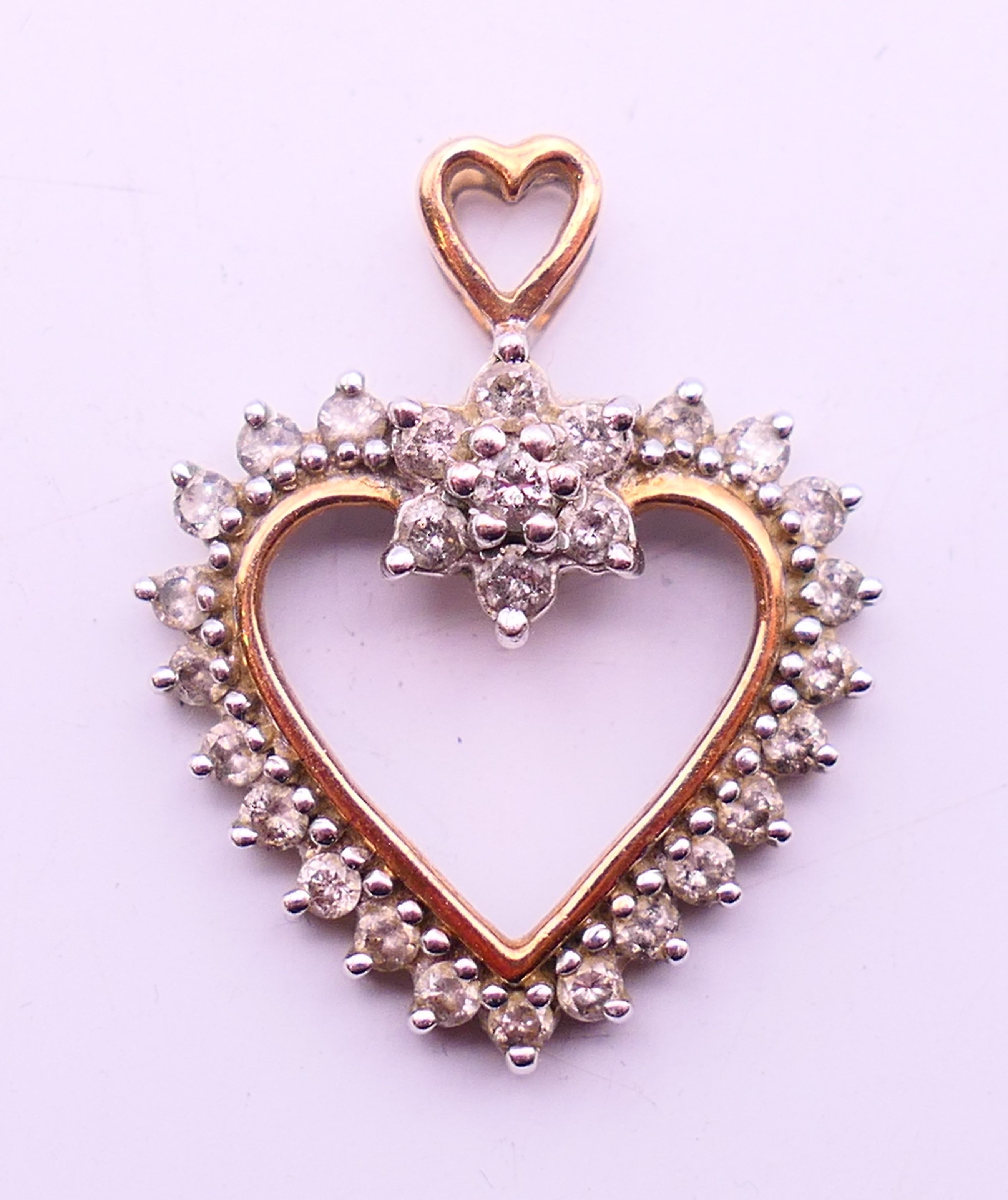A 9 ct gold heart pendant. 3 cm high.