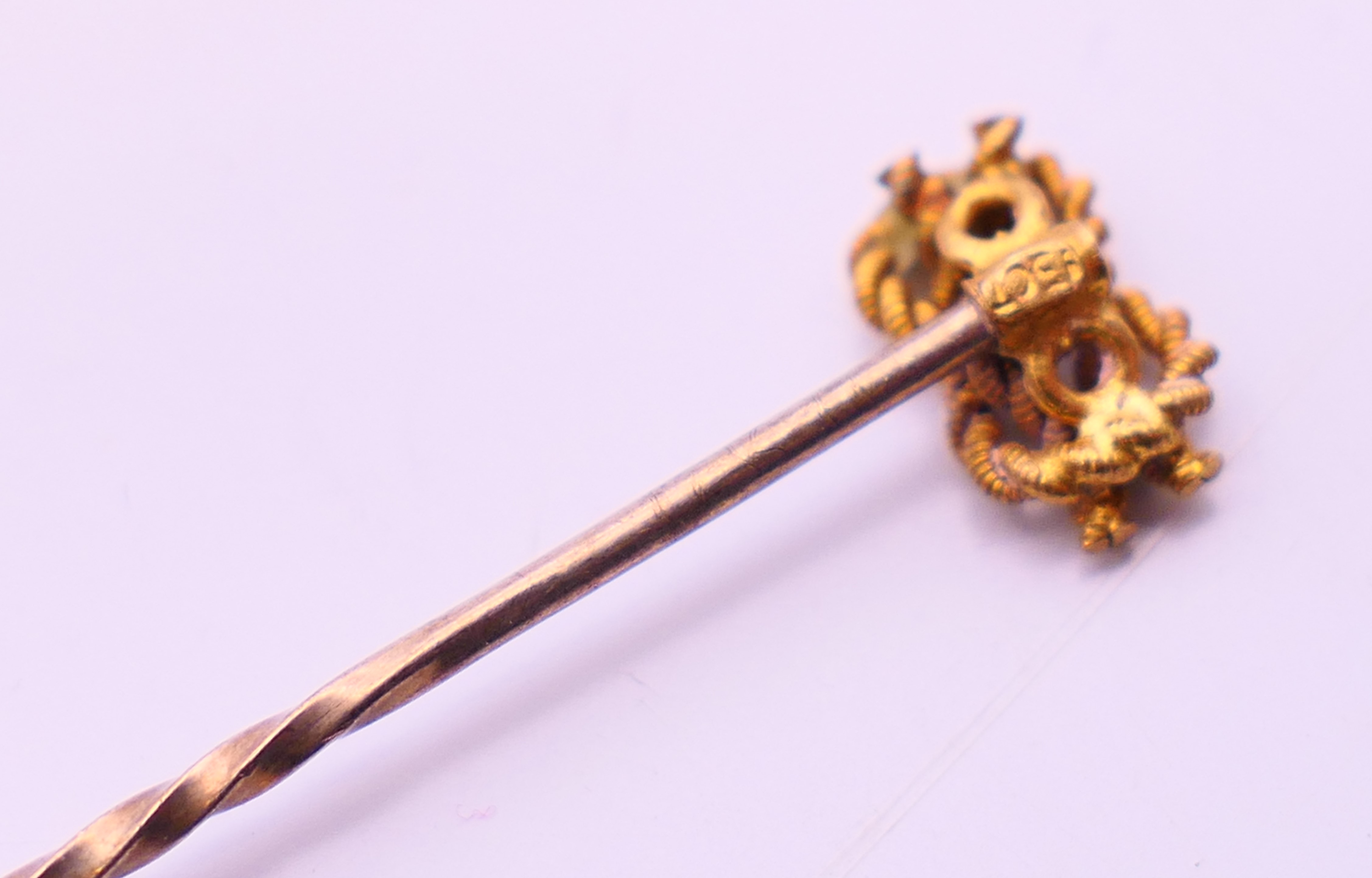 A 15 ct gold mounted stickpin and a pair of 9 ct gold and pearl earrings. Earrings 1.25 cm diameter. - Bild 10 aus 10