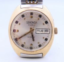 A Sekonda gentleman's wristwatch with day/date aperture. 4 cm diameter.