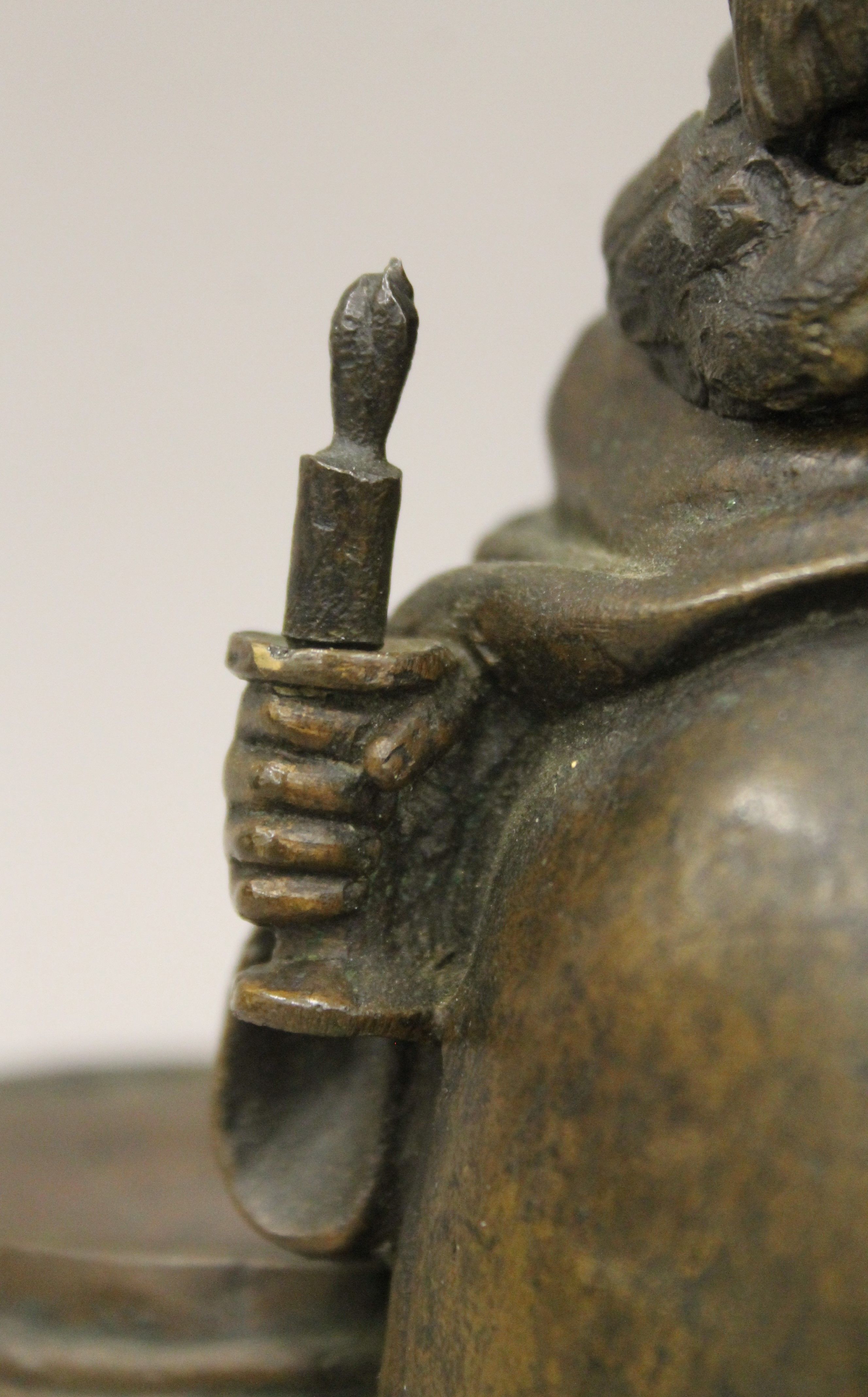 A cast bronze figure of a friar monk holding a key and candle. 18.5 cm high. - Bild 5 aus 6