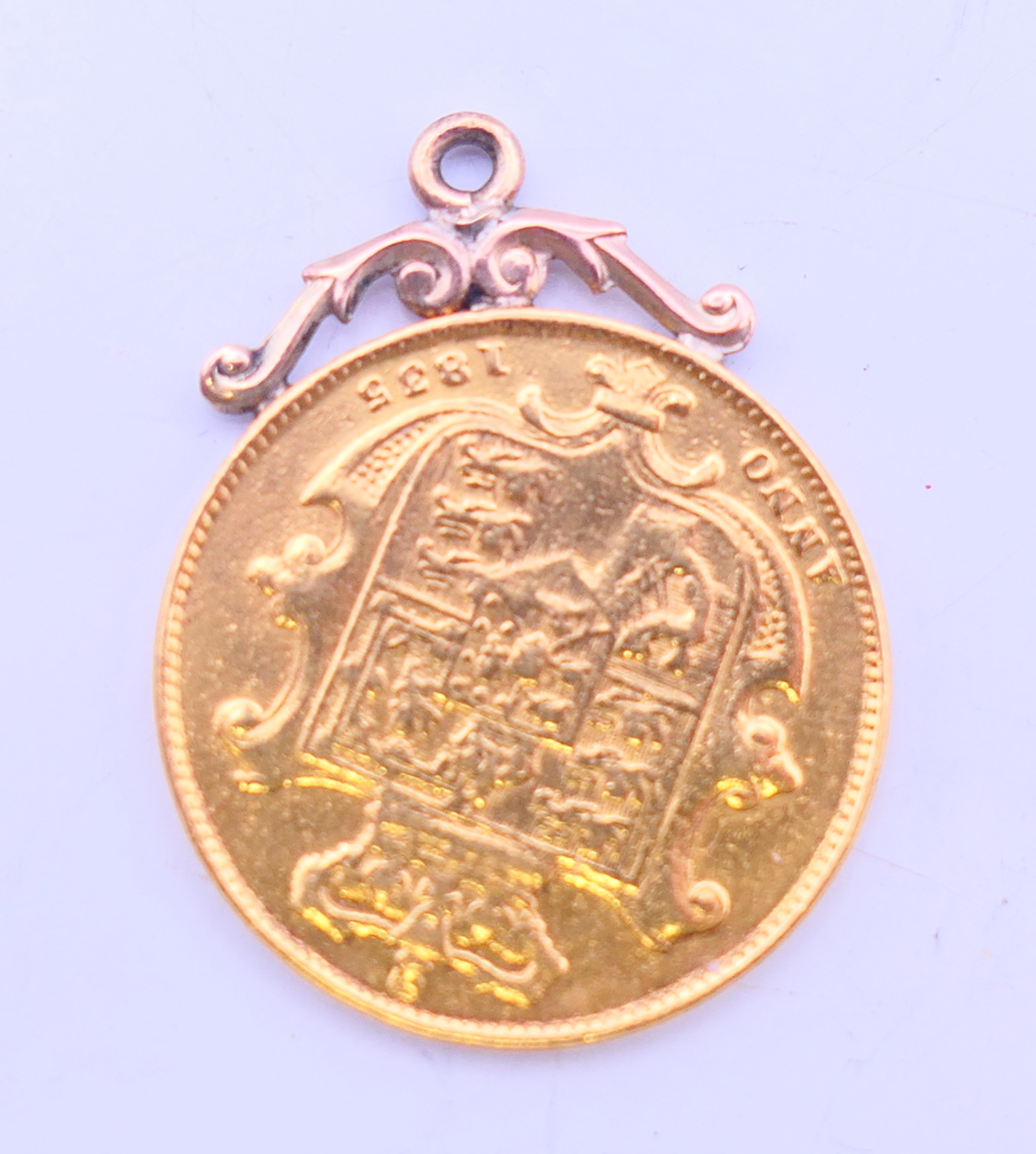 An 1835 gold sovereign with pendant mount. 8.2 grammes. - Bild 2 aus 2