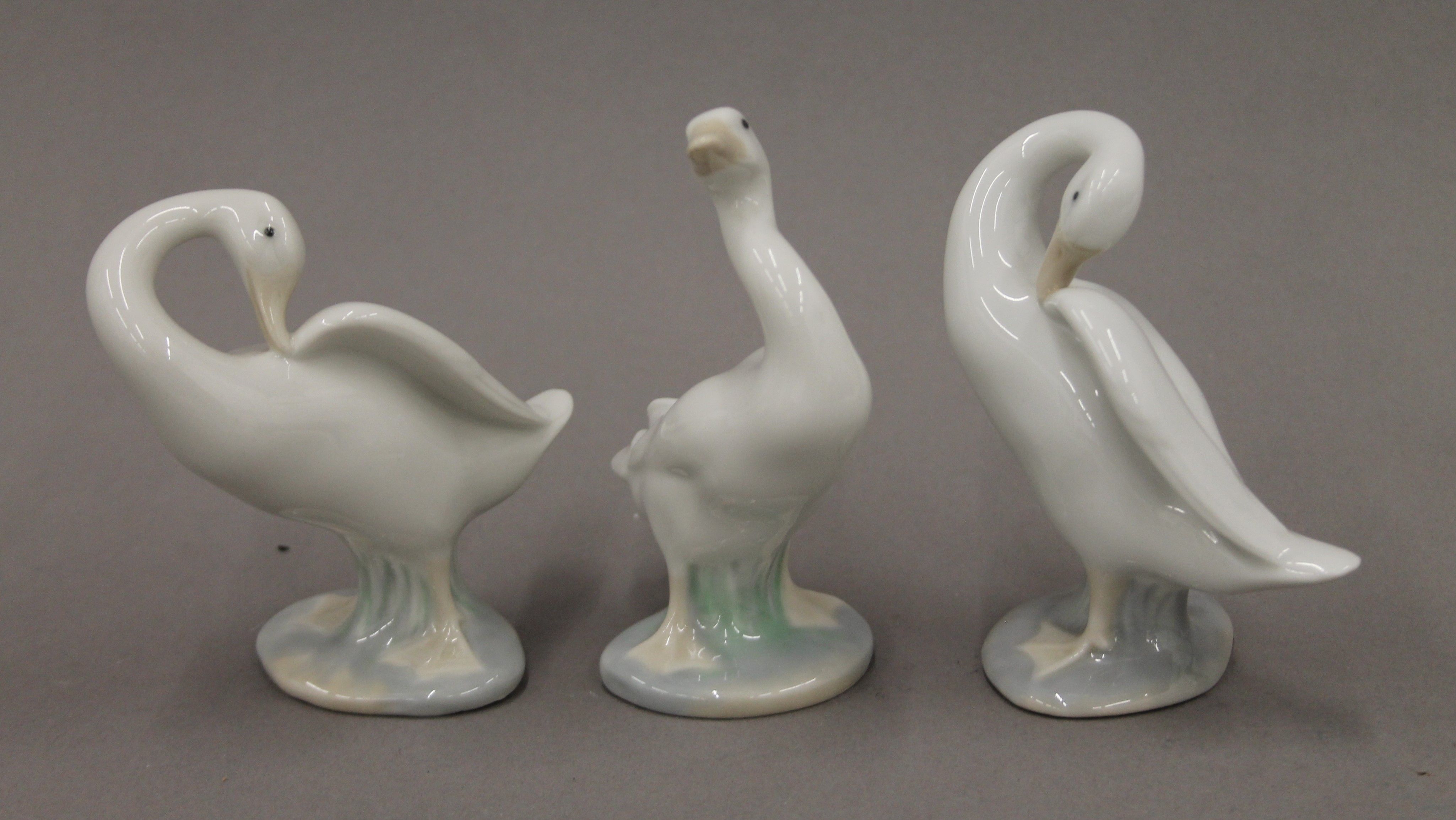 A collection of Lladro and NAO porcelain swans. The largest 34 cm high. - Bild 7 aus 12