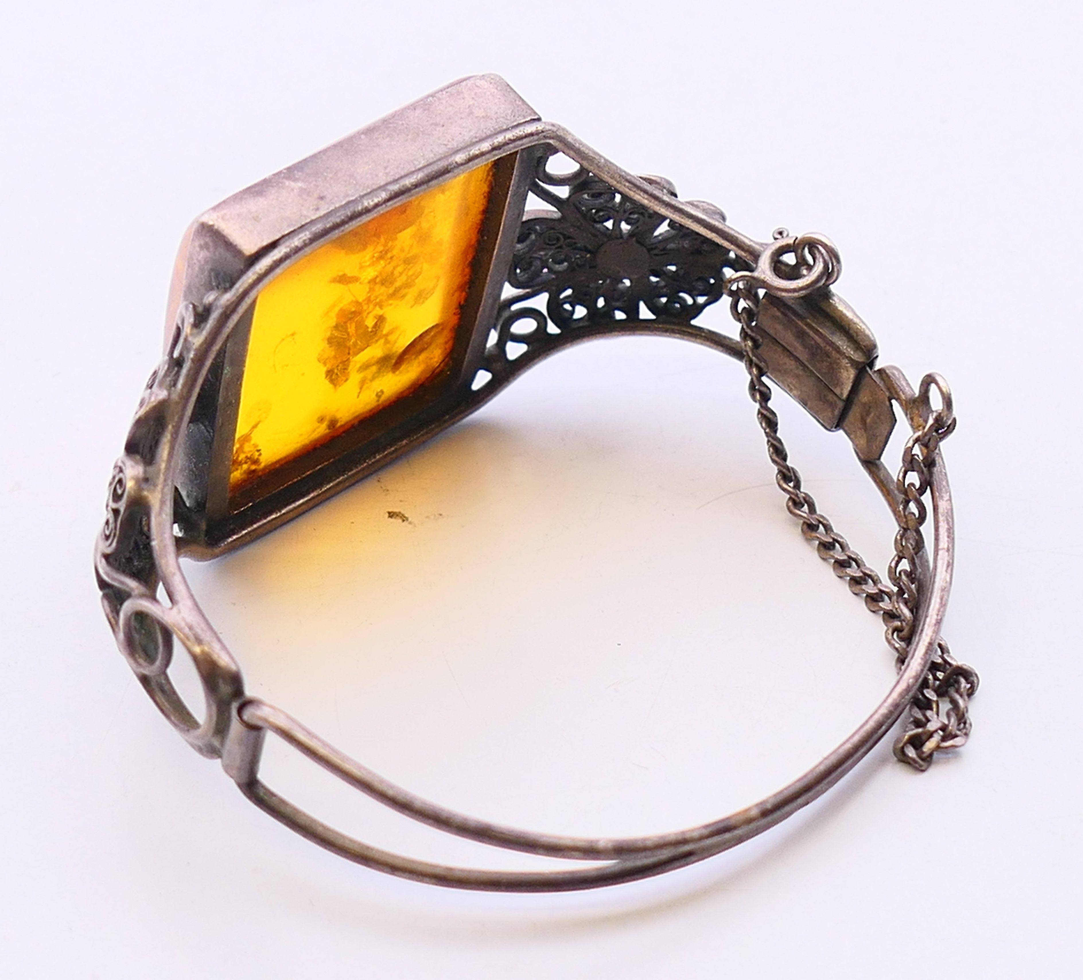 An "amber" white metal (tested silver) bracelet. 6 cm diameter. - Image 4 of 5