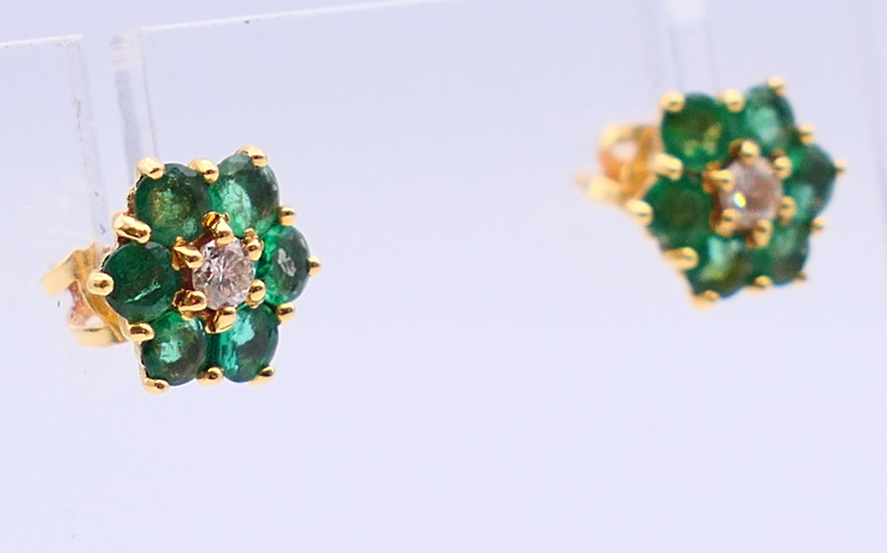 A pair of 18 ct gold, emerald and diamond cluster earrings, - Bild 2 aus 5