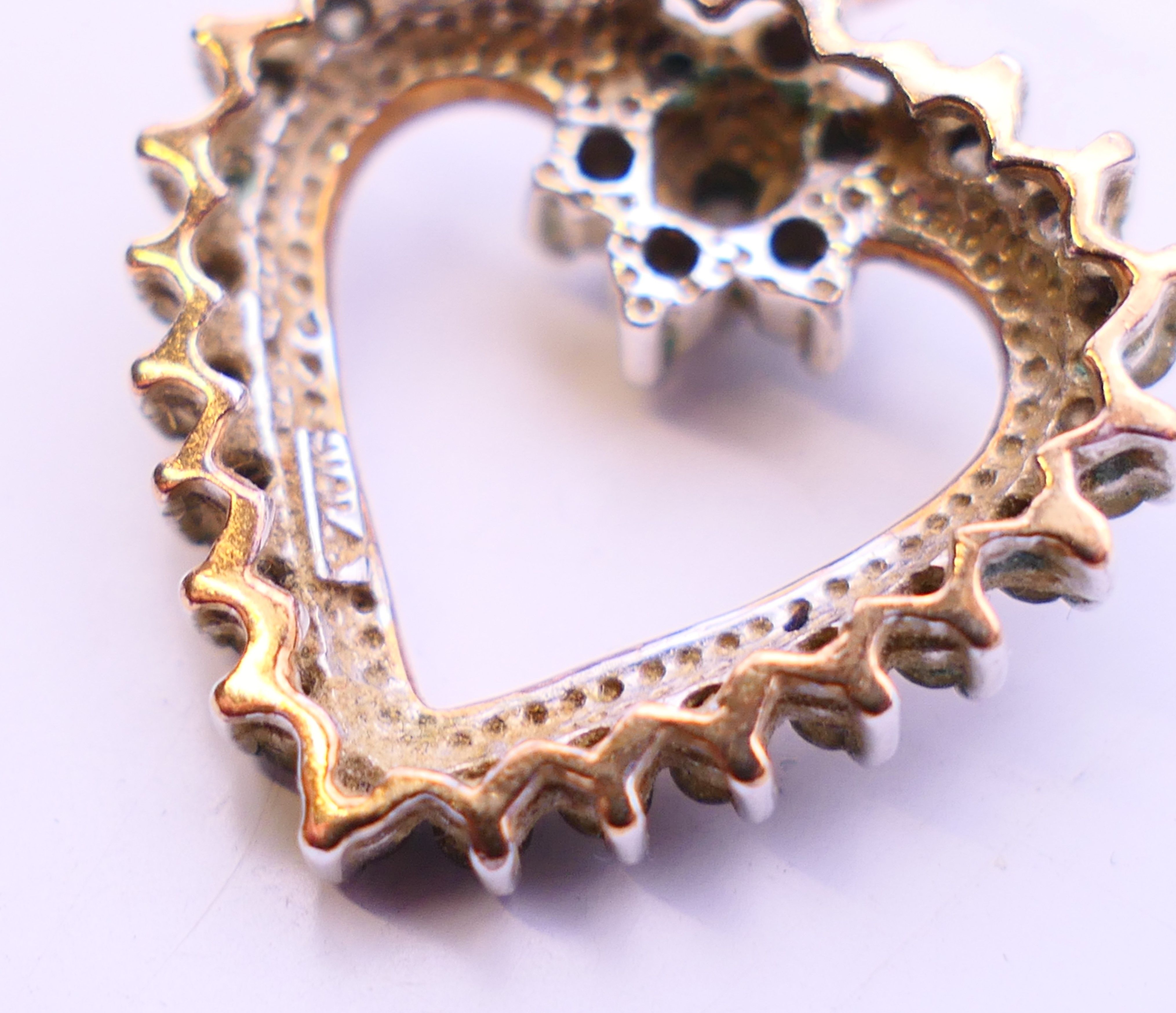 A 9 ct gold heart pendant. 3 cm high. - Image 5 of 5