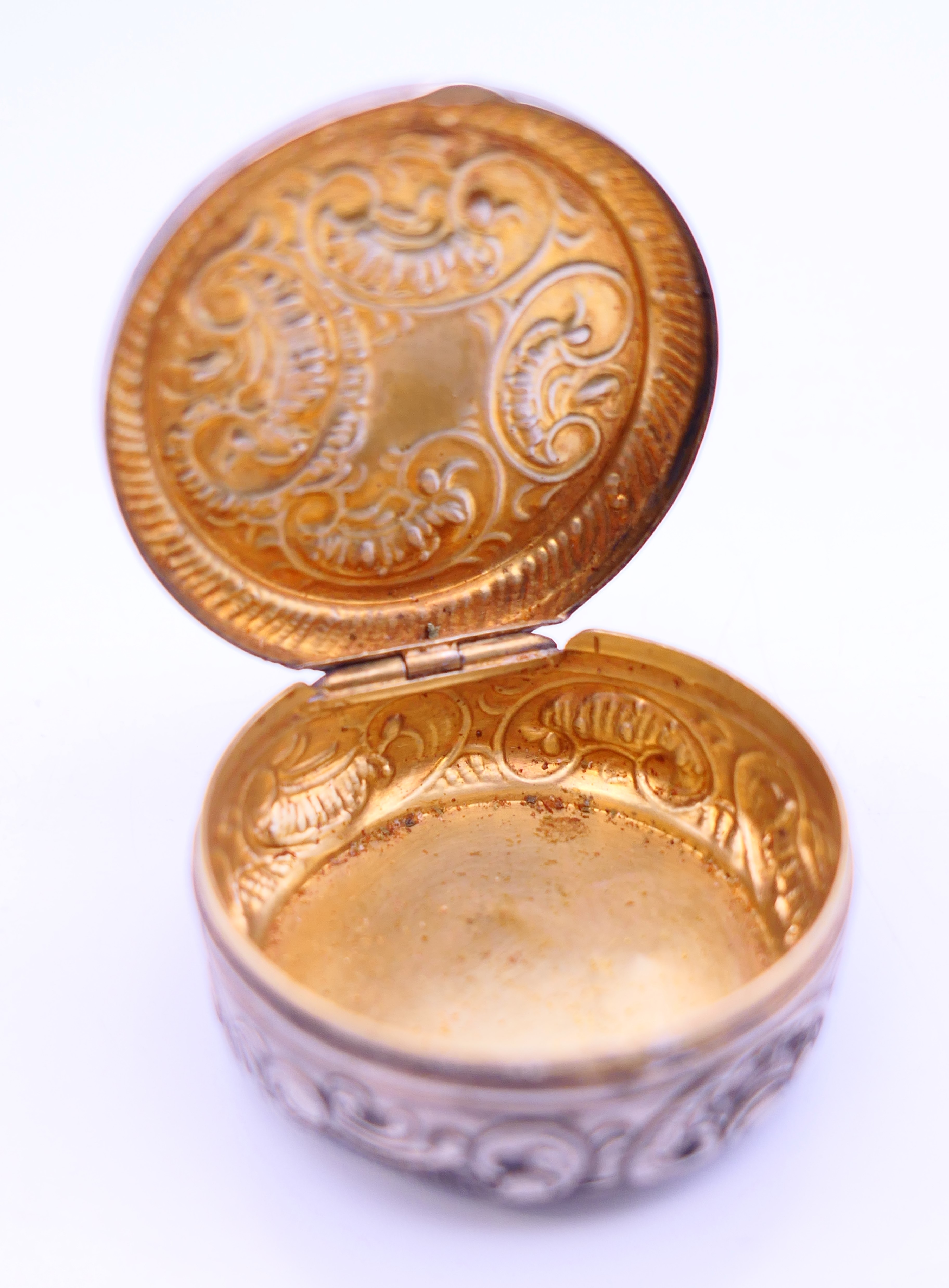 Two small silver snuff boxes. The largest 6 cm x 4.5 cm. - Image 9 of 11