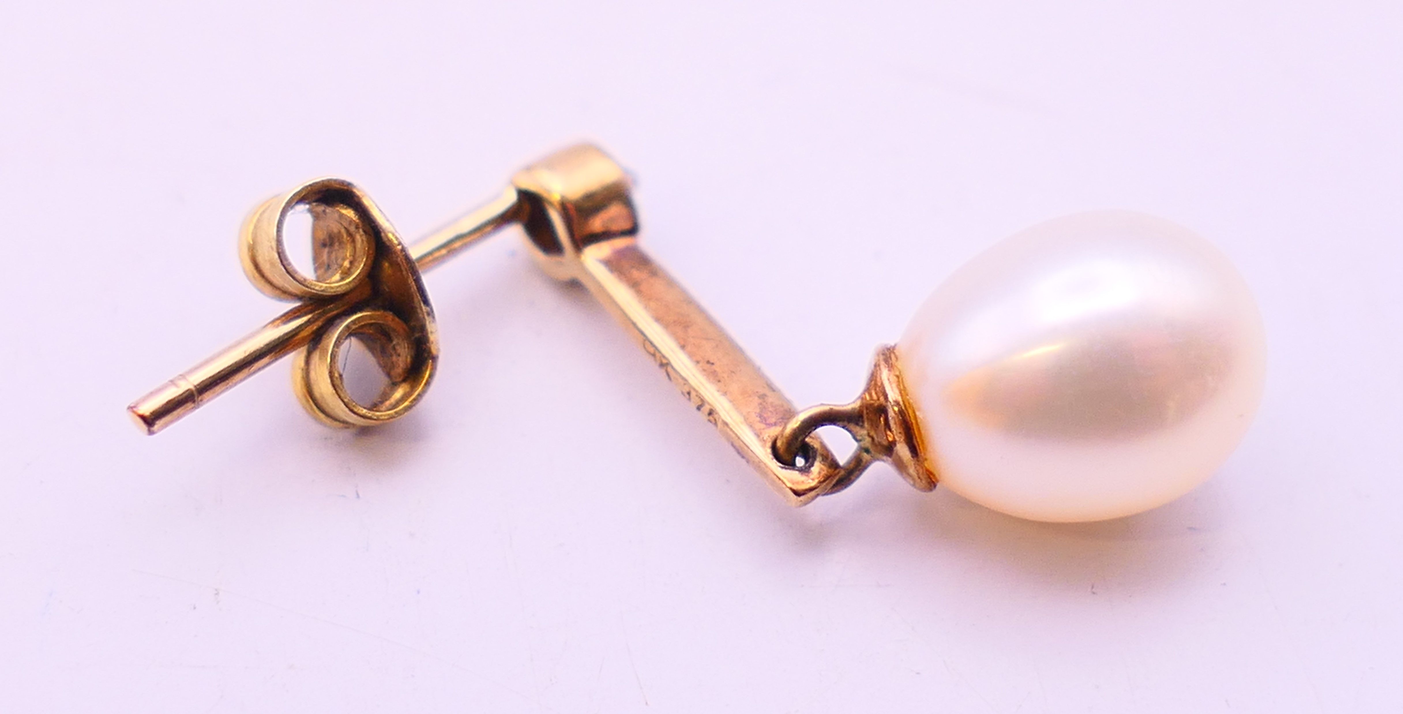 A pair of 9 ct gold, diamond and pearl earrings. 2 cm high. - Image 4 of 6
