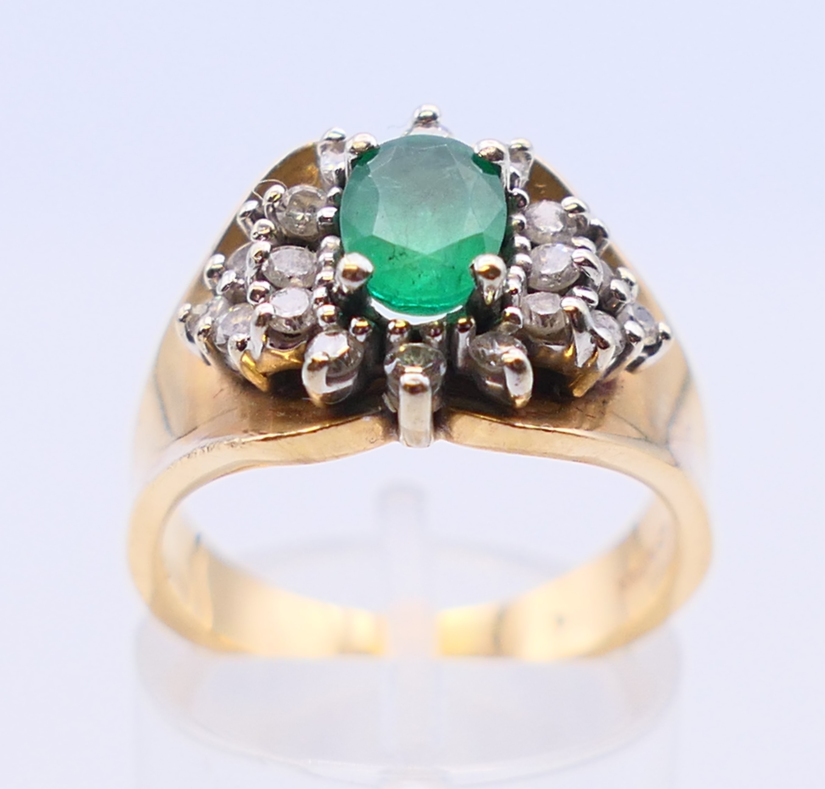 A 14 ct gold, emerald and diamond cluster ring, the oval emerald (7.1 x 5. - Bild 2 aus 7