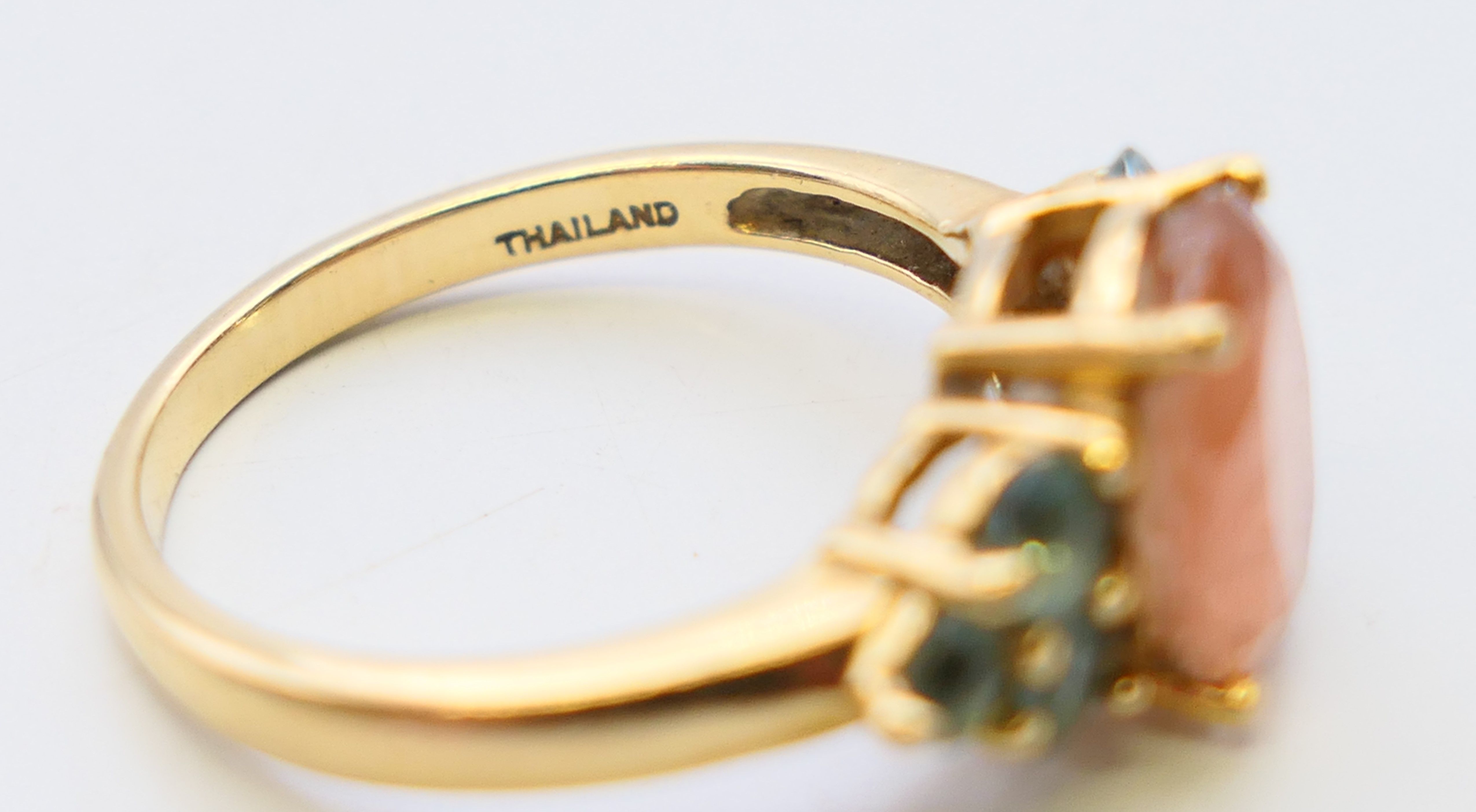 A 14 K topaz and tourmaline ring. Ring size N. - Image 7 of 8