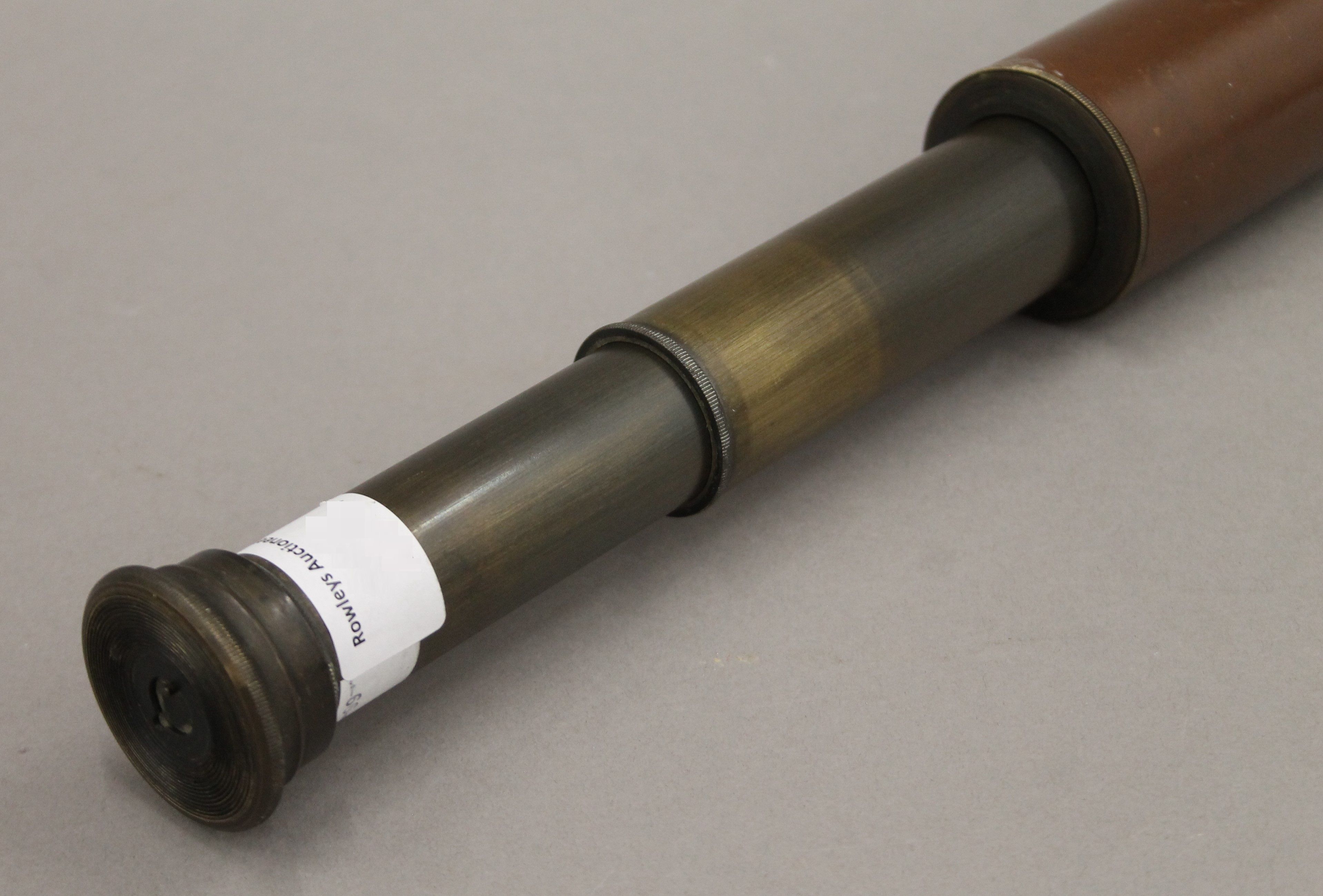 A leather-bound brass three-draw telescope, stamped Rangers Enbeeco, London. 69 cm long extended. - Image 4 of 6