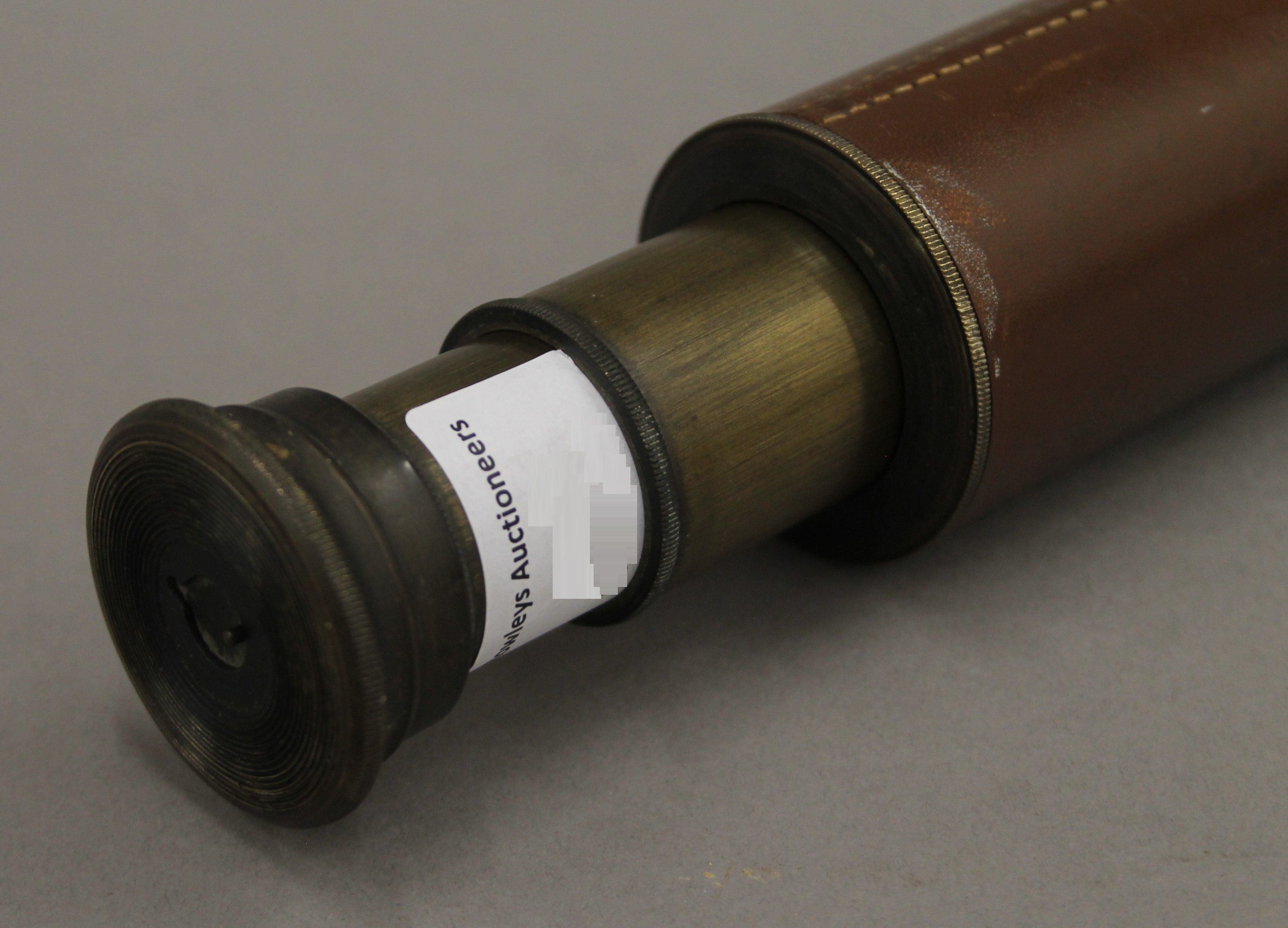 A leather-bound brass three-draw telescope, stamped Rangers Enbeeco, London. 69 cm long extended. - Image 3 of 6