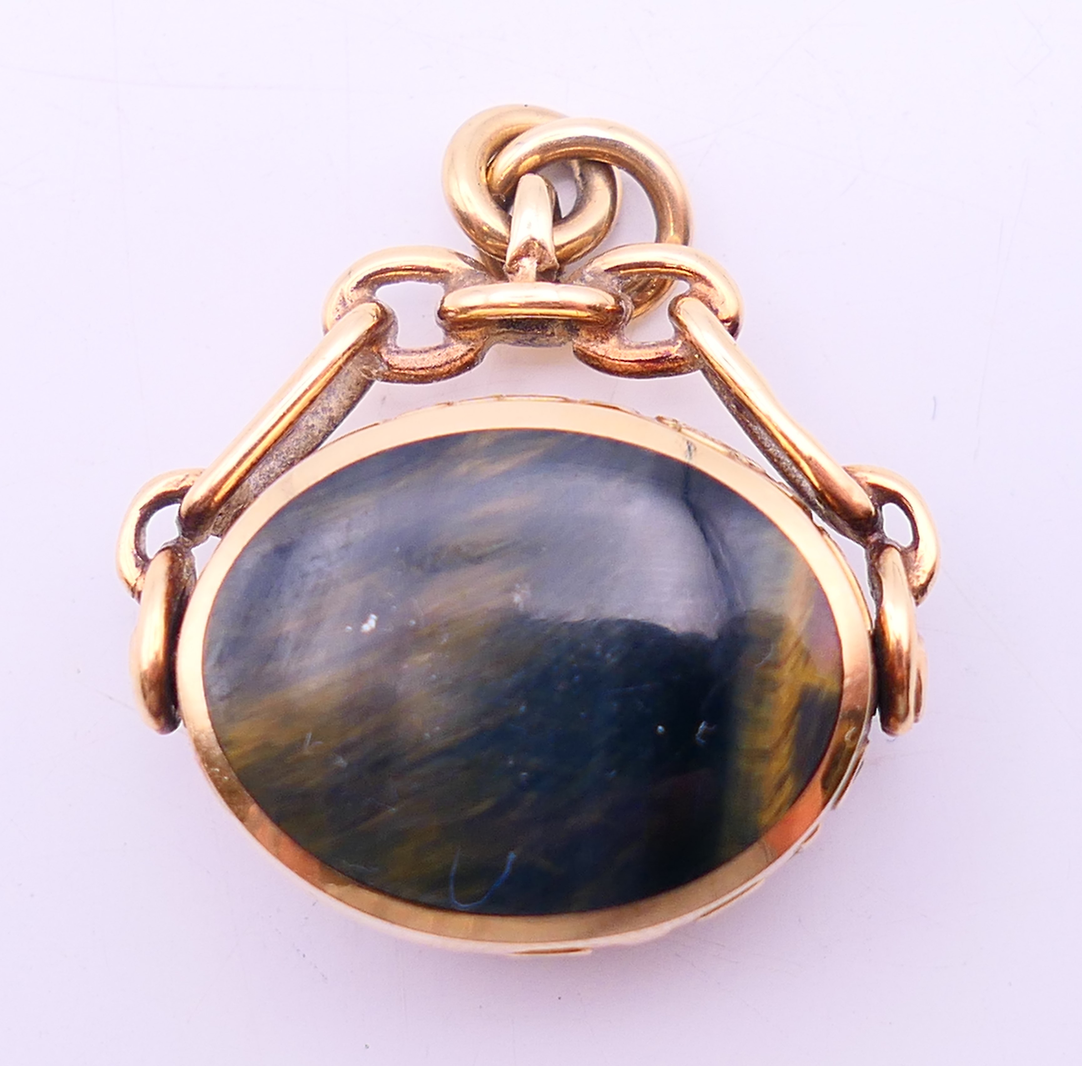 A 9 ct gold swivel fob set with agate. 3 cm wide. - Image 4 of 5