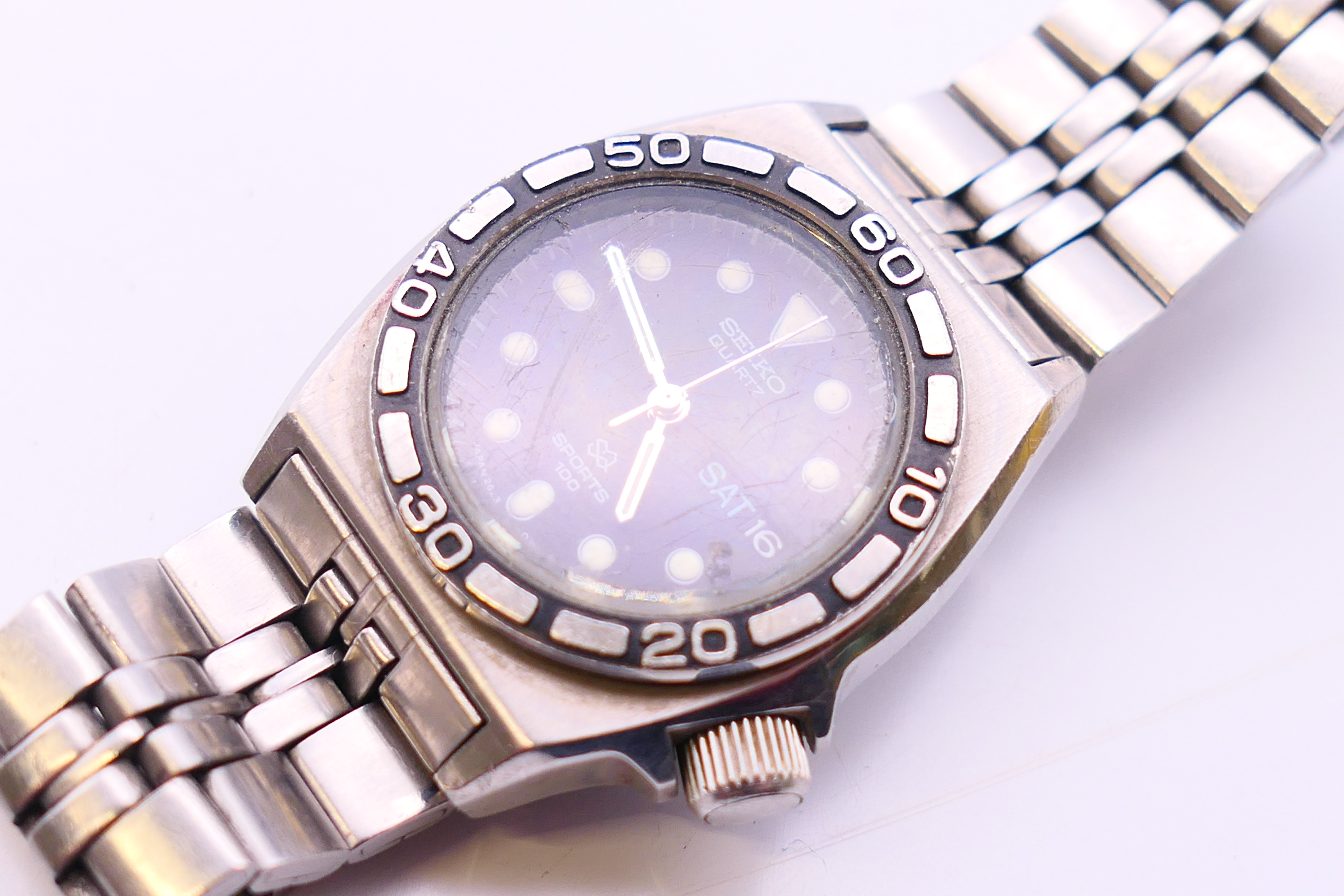 A Seiko Sports 100 ladies wristwatch. 2.5 cm diameter. - Image 2 of 7