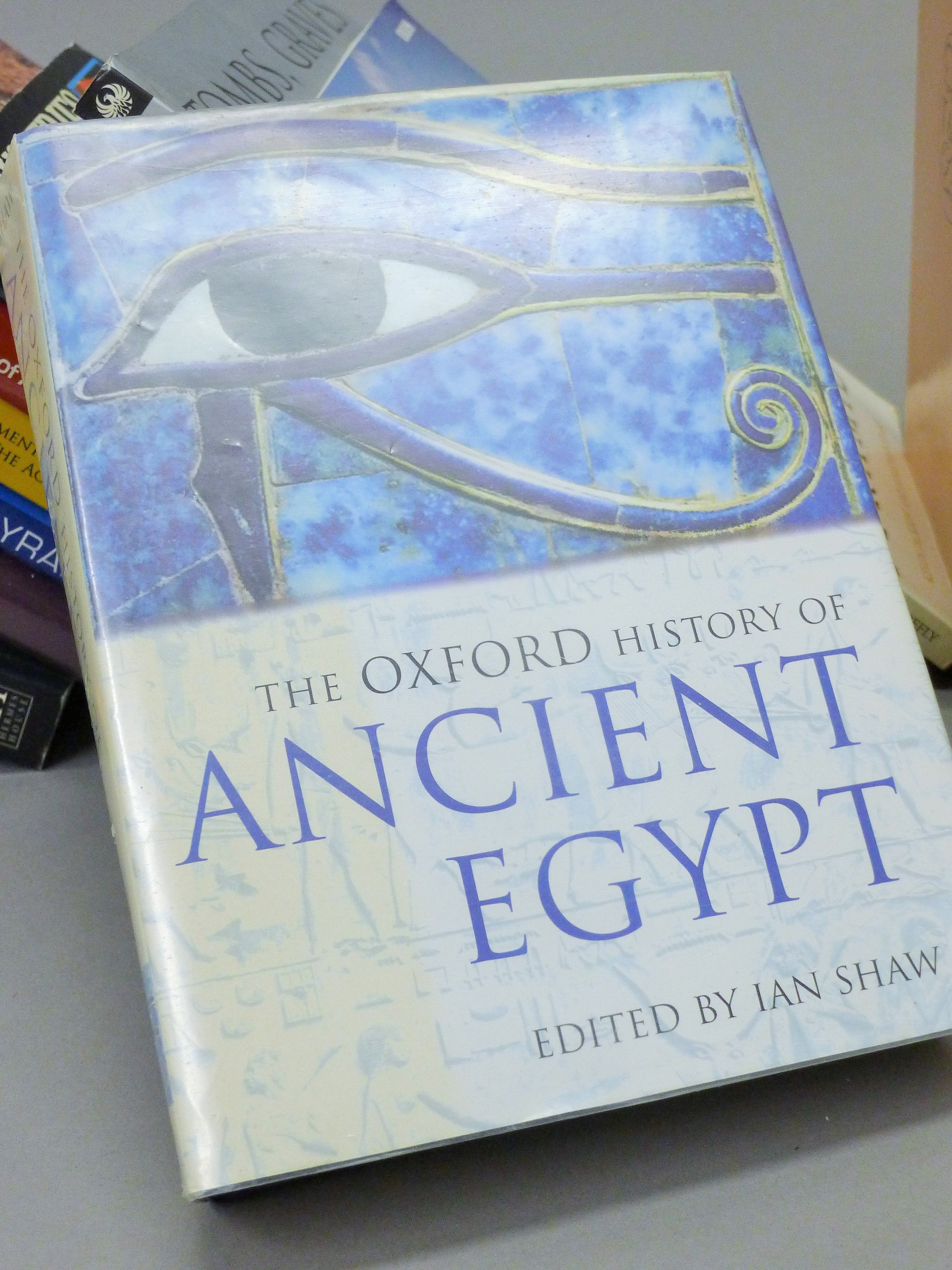 A quantity of reference books relating to Egyptology. - Bild 2 aus 5