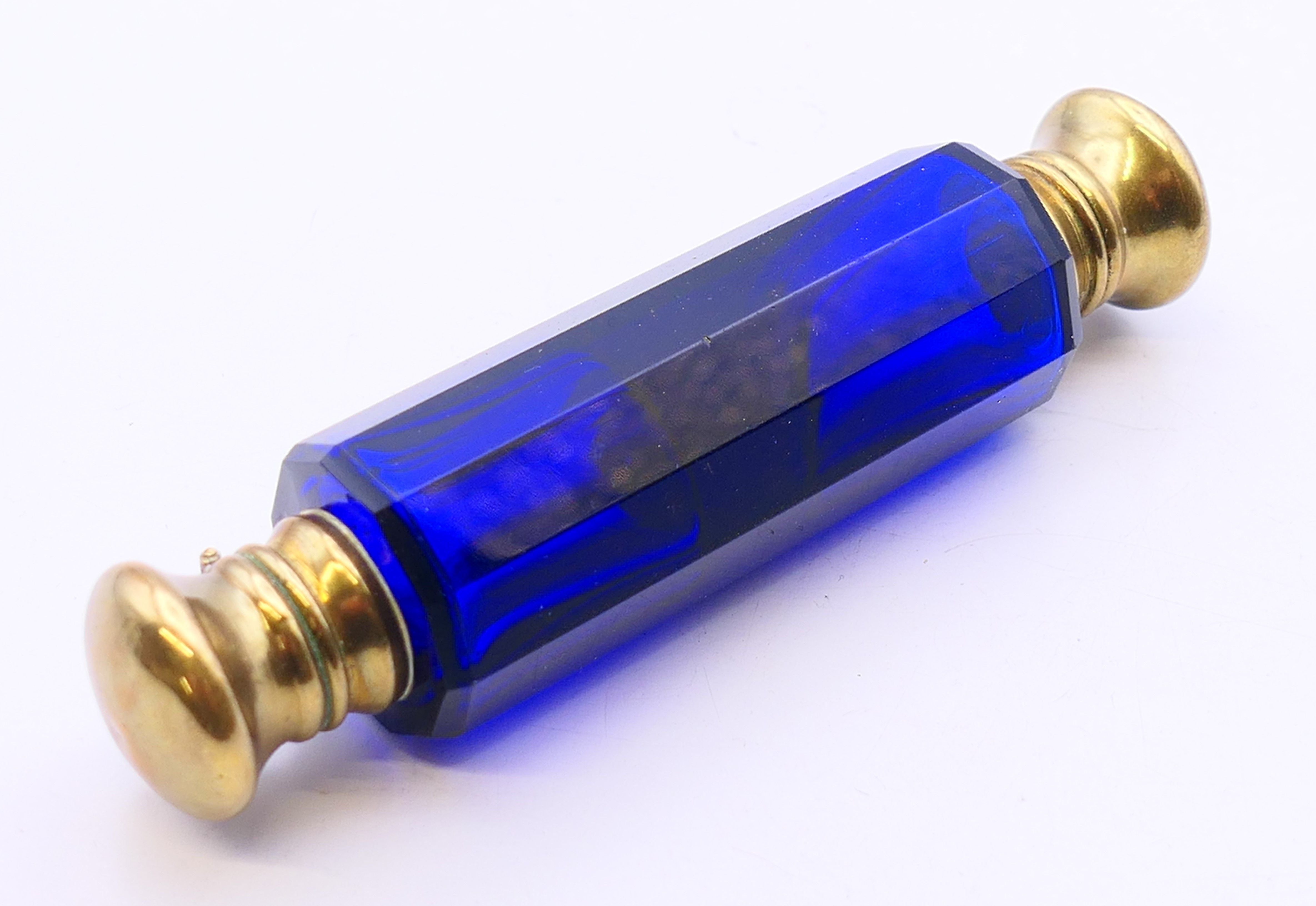 A Bristol blue double-ended scent bottle. 11 cm long. - Bild 2 aus 4