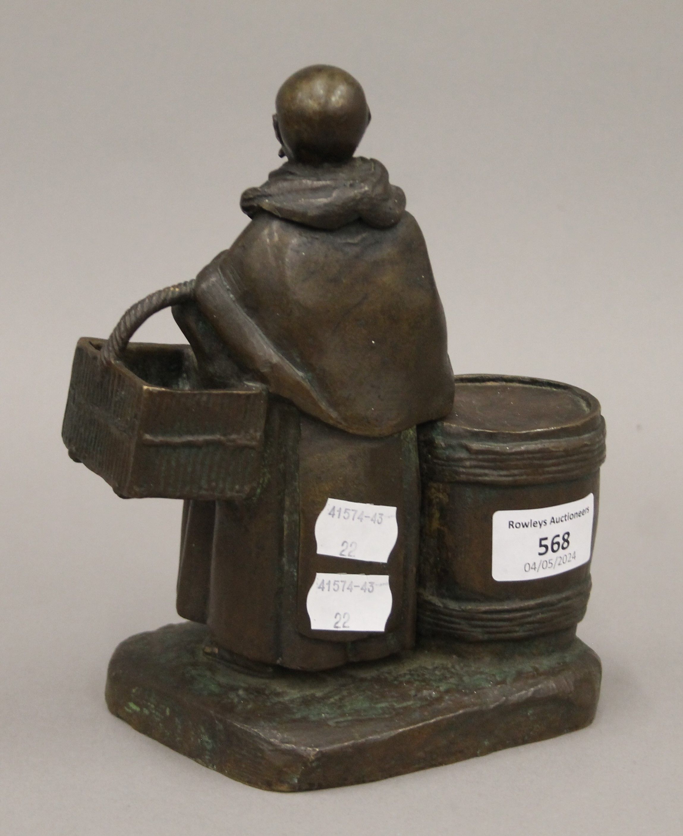 A cast bronze figure of a friar monk holding a key and candle. 18.5 cm high. - Bild 4 aus 6