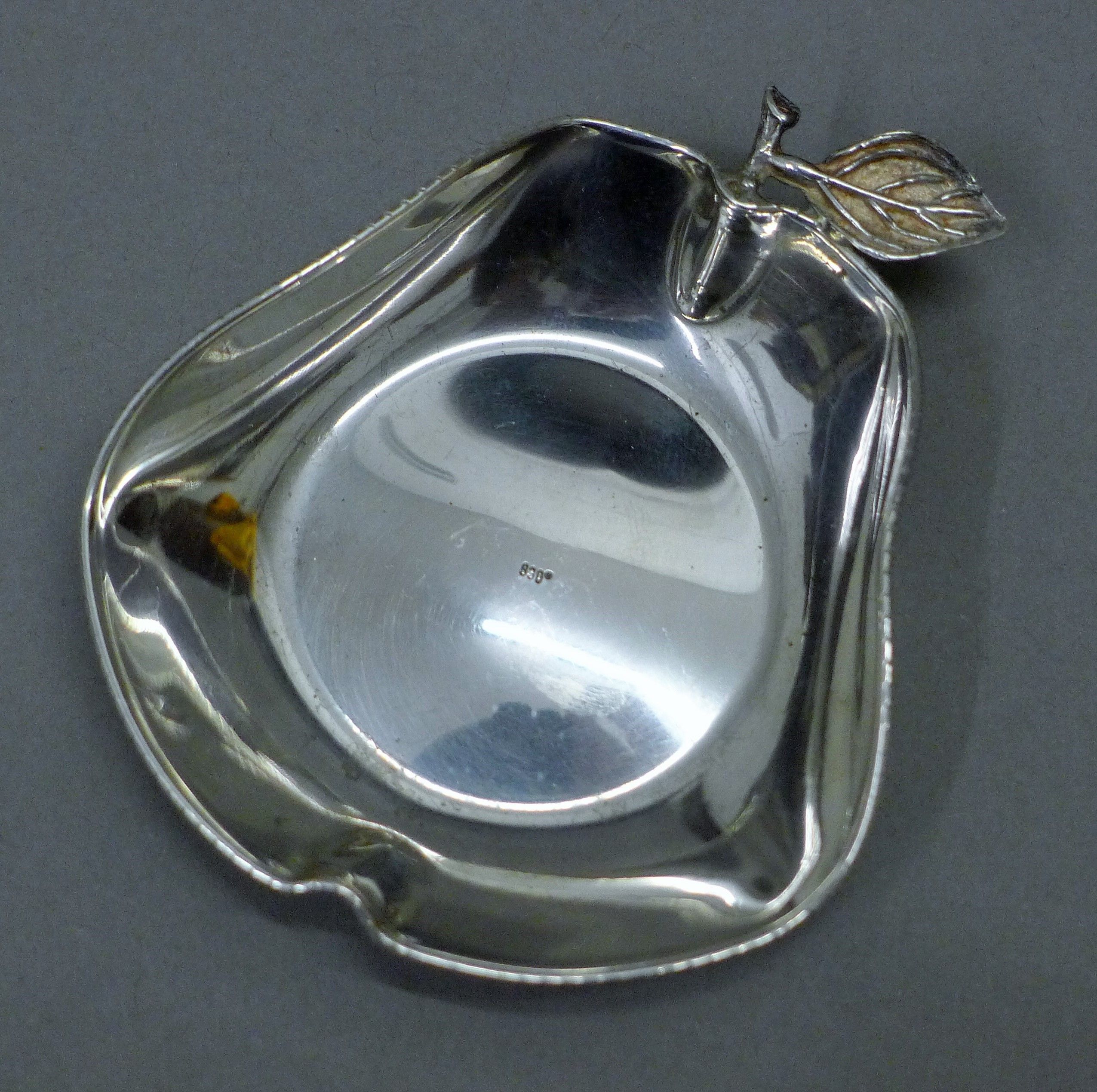 A small pierced silver bonbon dish and an 830 silver bonbon dish formed as a pear. - Image 3 of 7