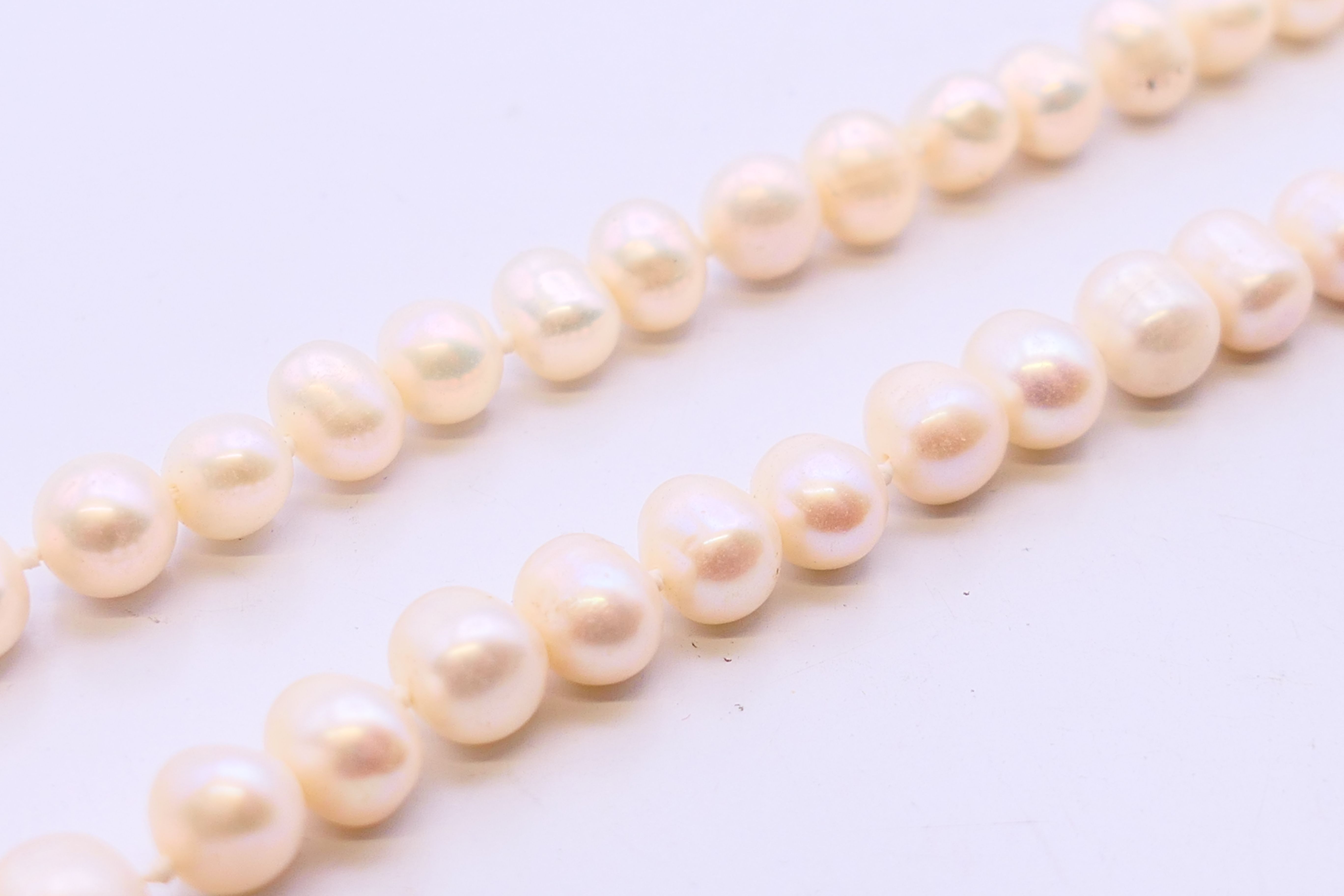 A string of pearls. 122 cm long. - Image 2 of 2