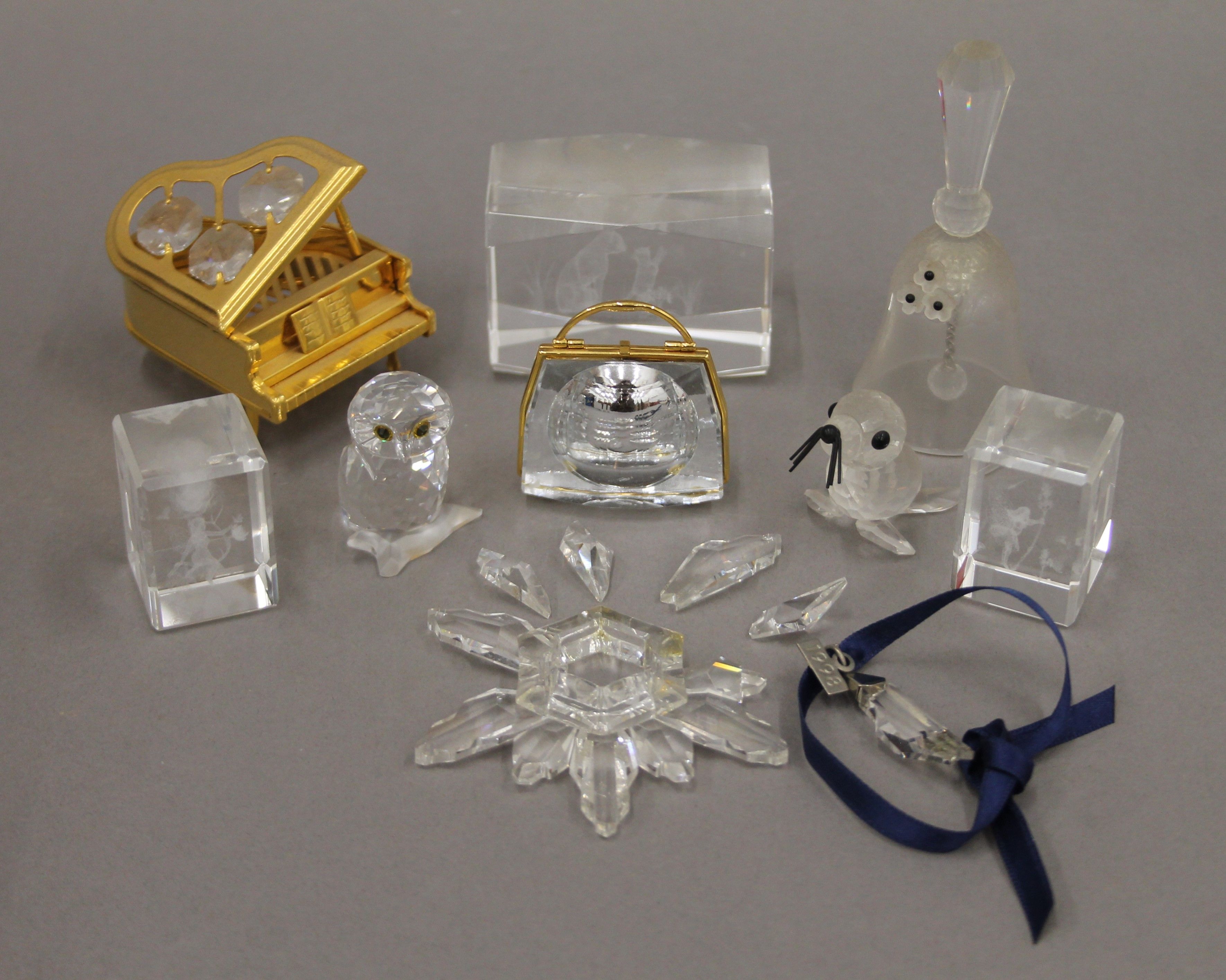 A collection of Swarovski glass ornaments and laser block glass ornaments, all boxed. - Image 3 of 16