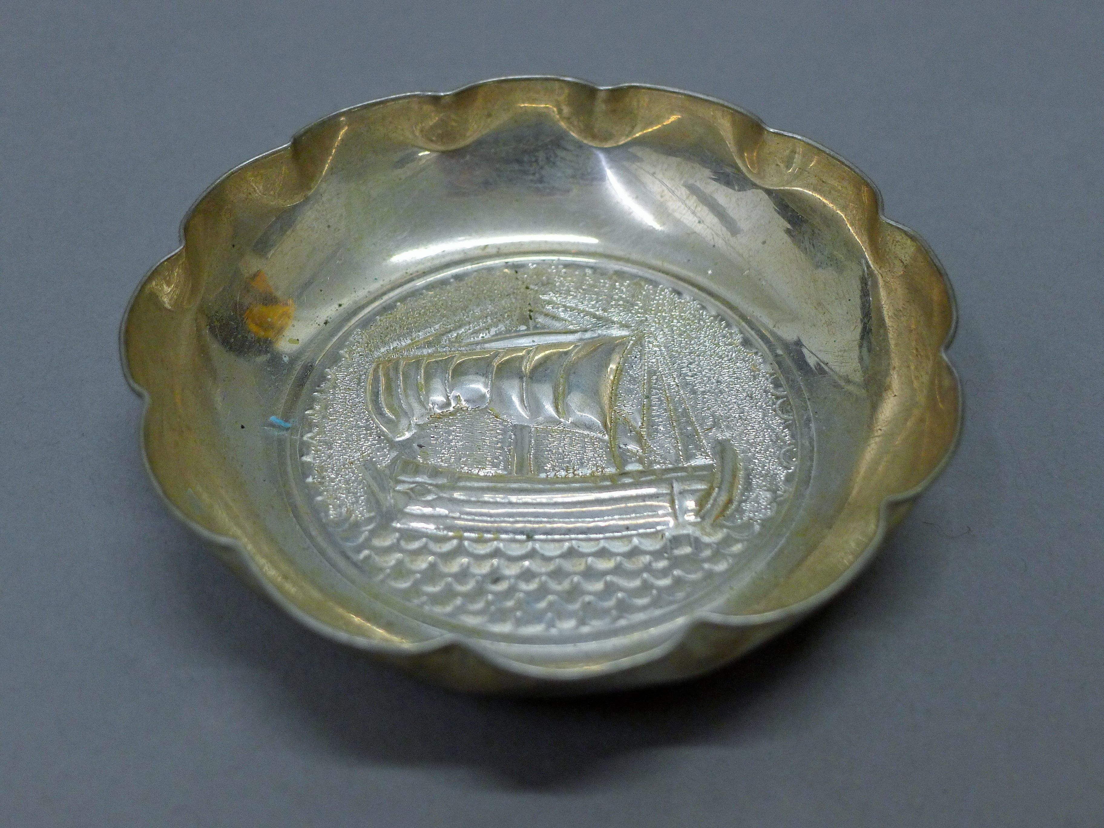 Two 800 silver dishes, each embossed with a boat. The largest 11.5 cm. 83.6 grammes. - Image 2 of 5