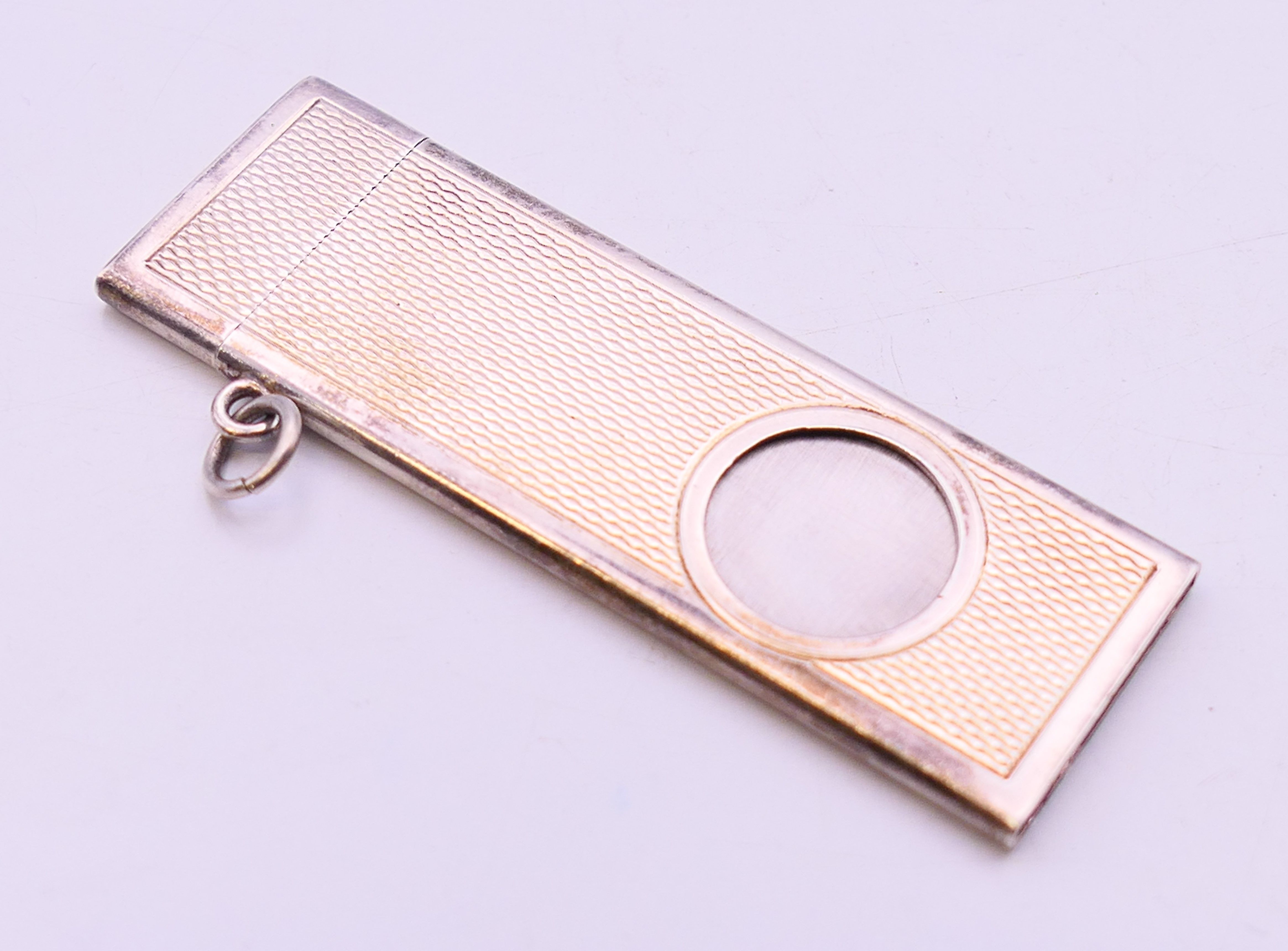 A silver cigar cutter and two silver bookmarks. 43.8 grammes total weight. Cigar cutter 6 cm high. - Image 2 of 11
