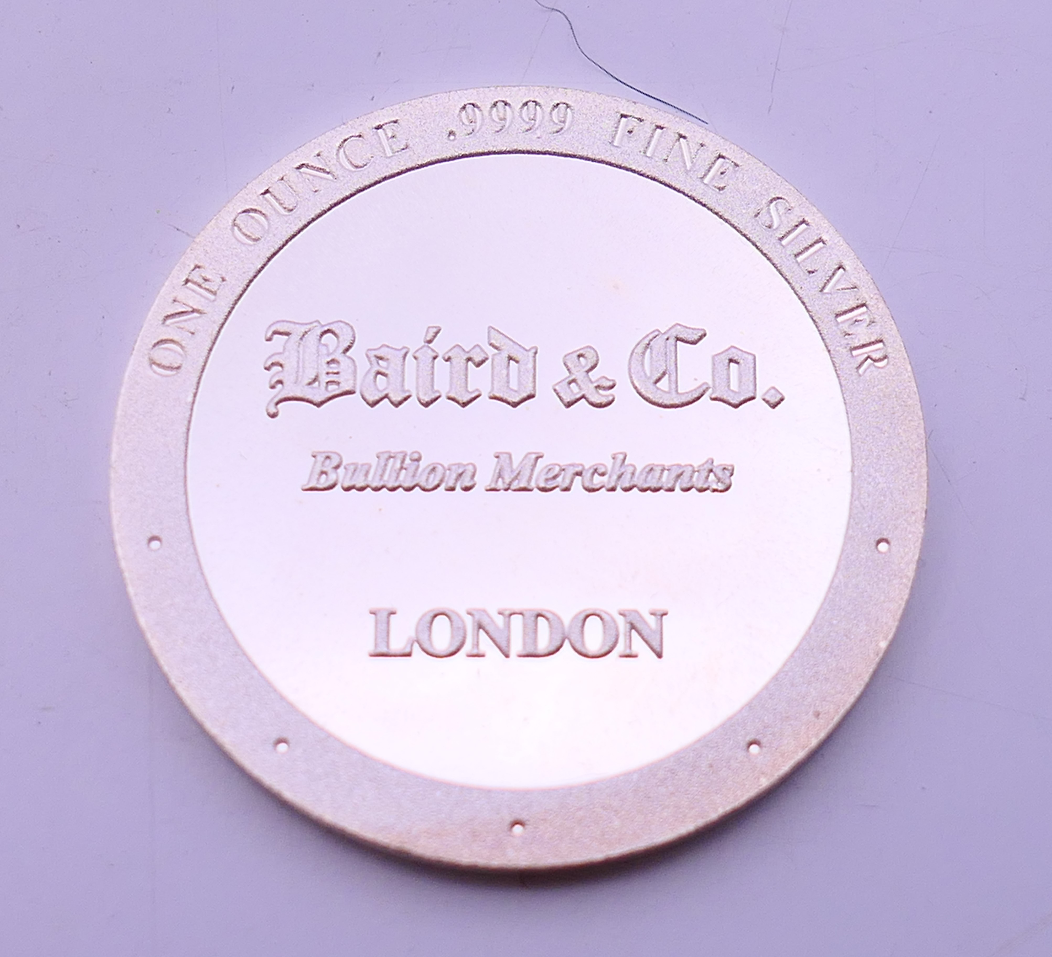 A .999 fine silver one ounce peregrine falcon coin. 4 cm diameter. - Bild 3 aus 4