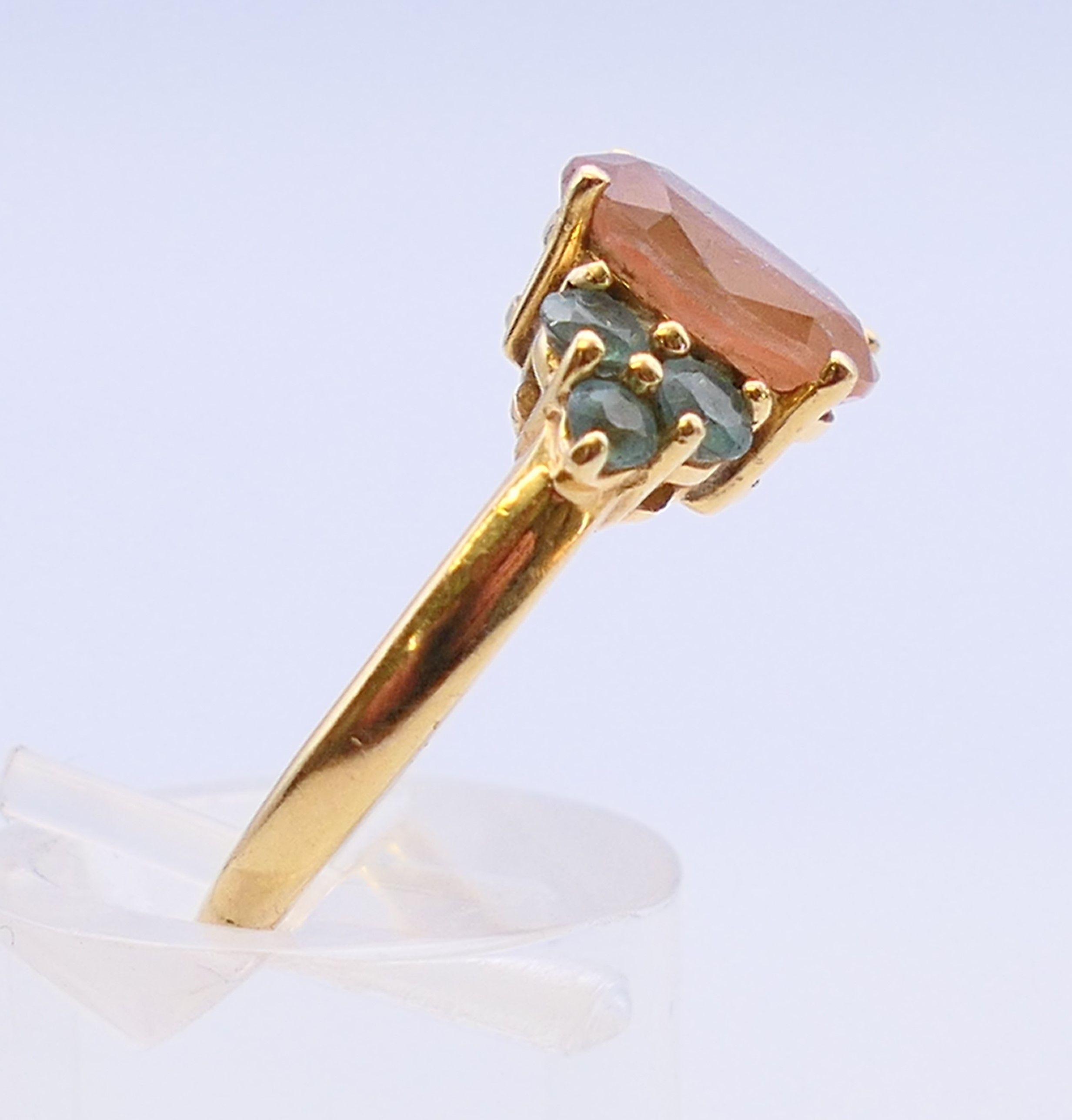 A 14 K topaz and tourmaline ring. Ring size N. - Image 4 of 8