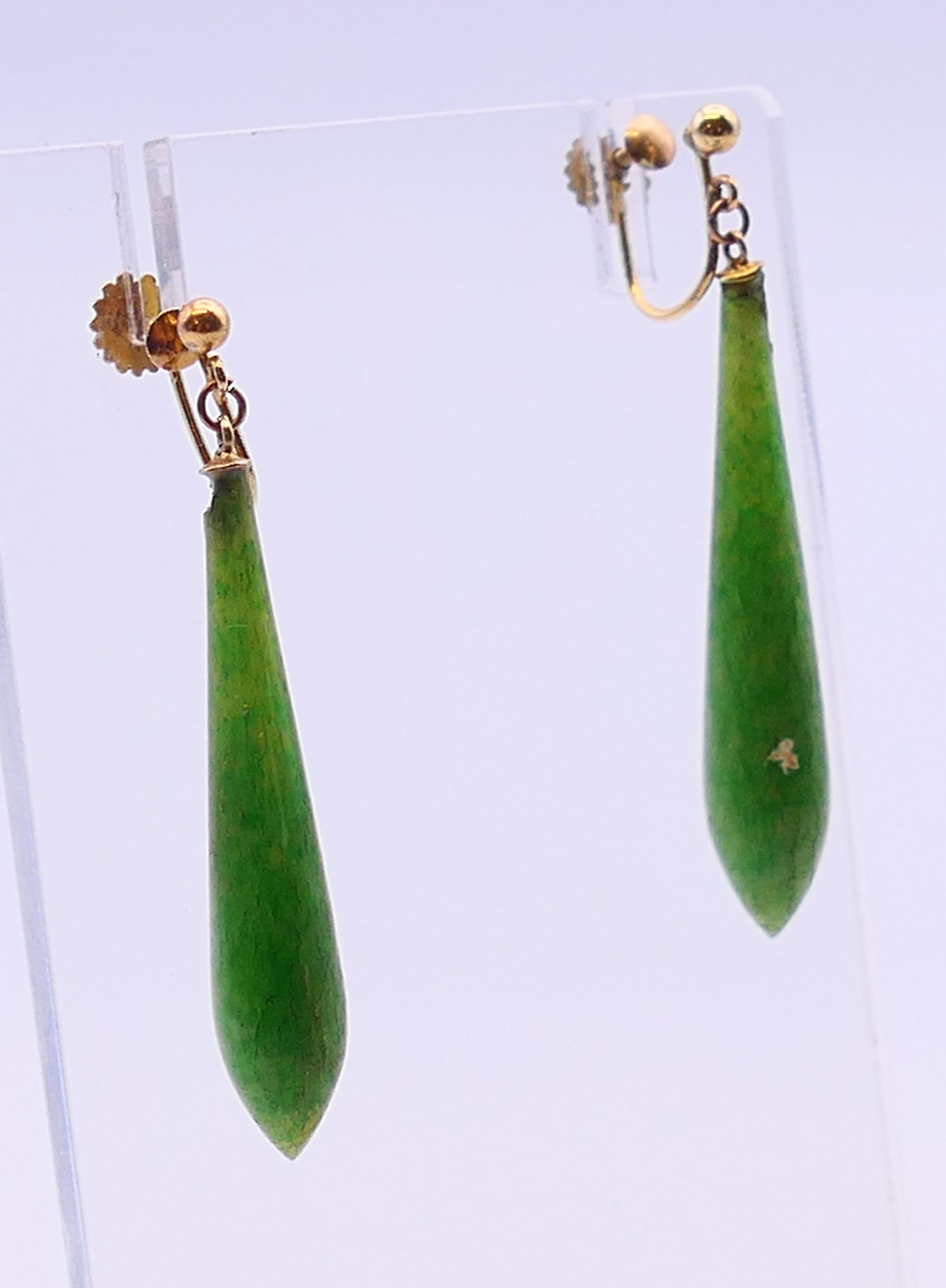 A pair of 9 ct gold and jade earrings. 4 cm high. - Image 2 of 5