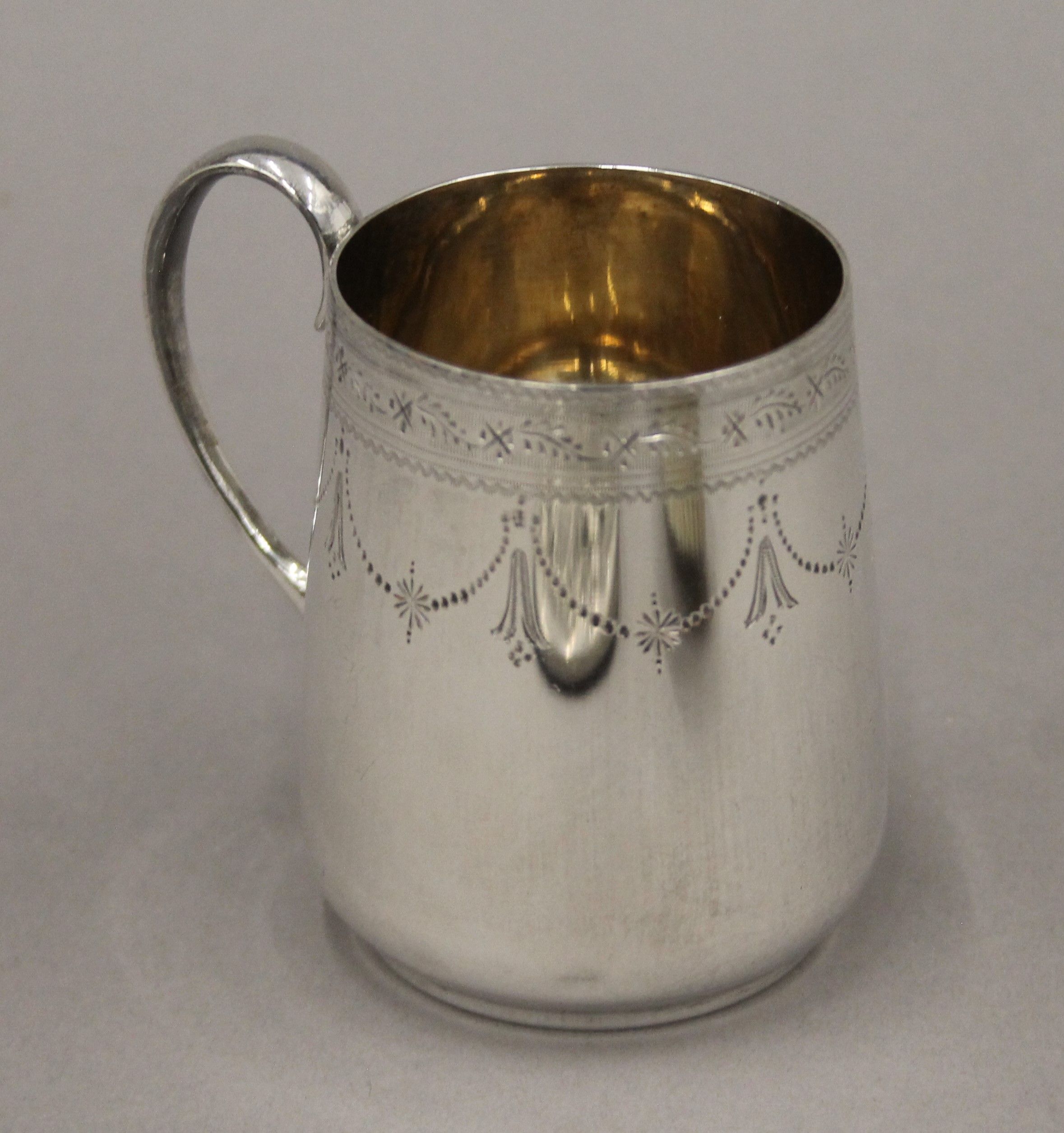 A small quantity of silver plate, including a cigarette box, a Christening mug, a brush and mirror, - Image 7 of 14