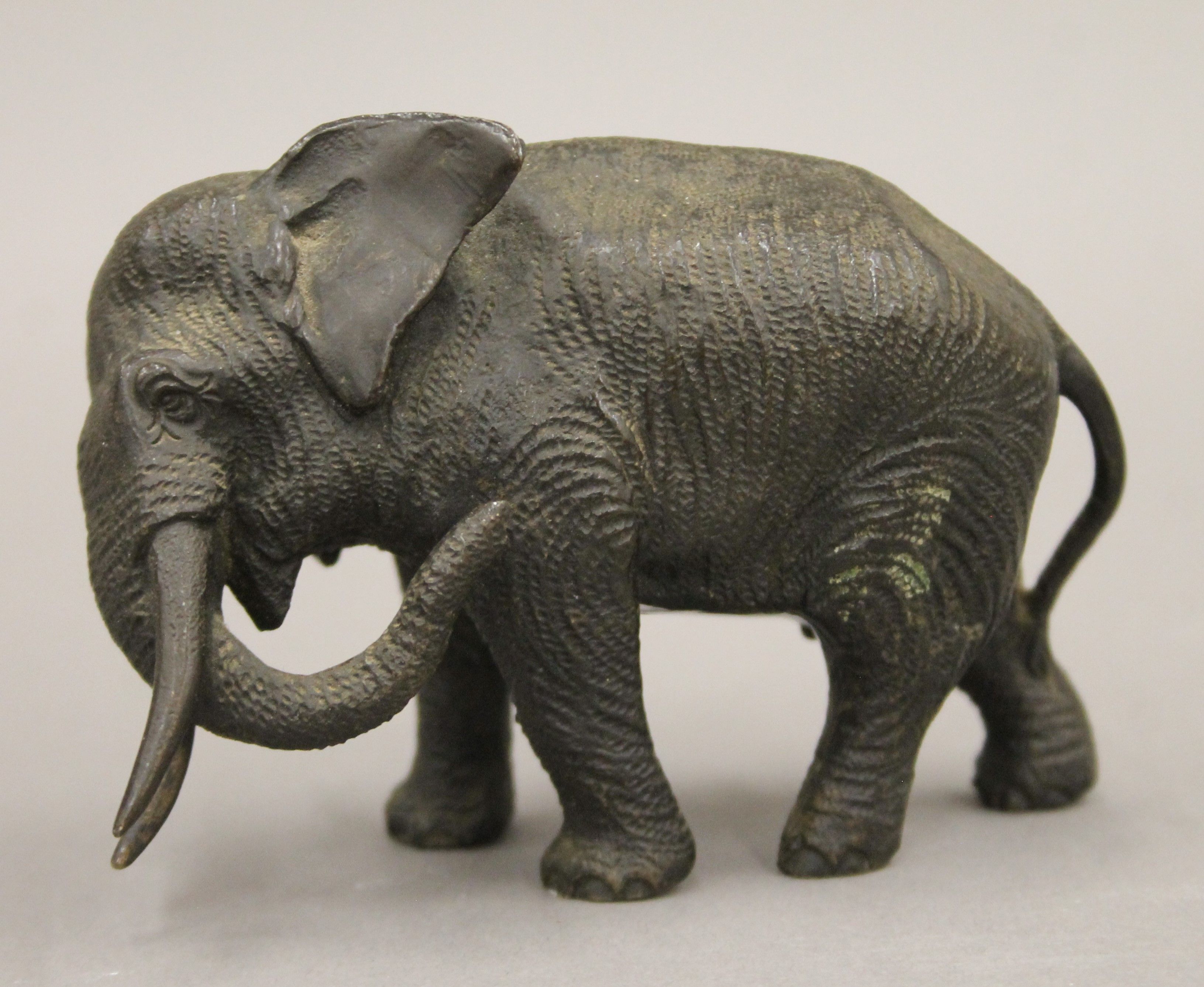 Two bronze elephants. The largest 15.5 cm long. - Image 6 of 9