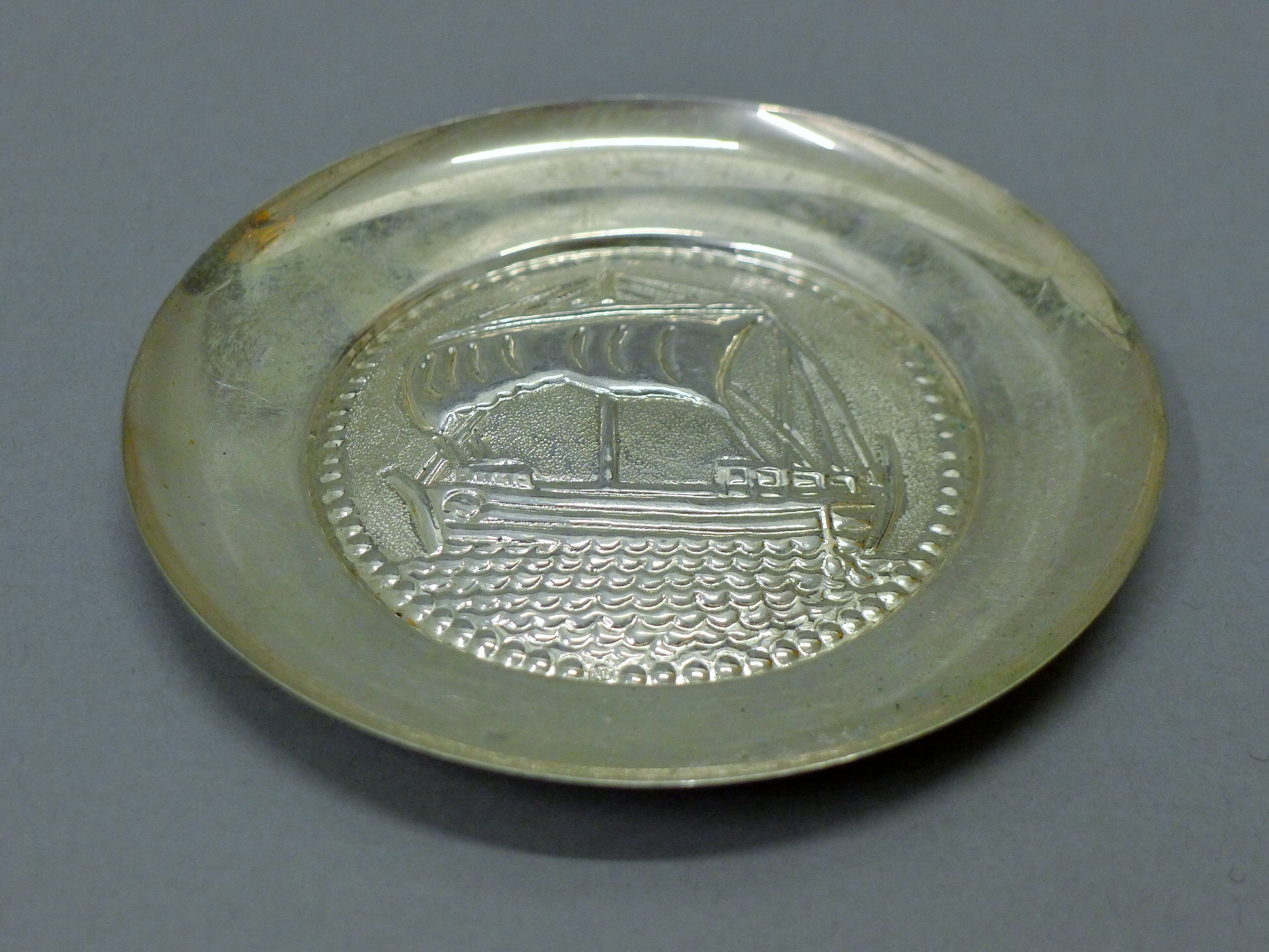 Two 800 silver dishes, each embossed with a boat. The largest 11.5 cm. 83.6 grammes. - Image 4 of 5
