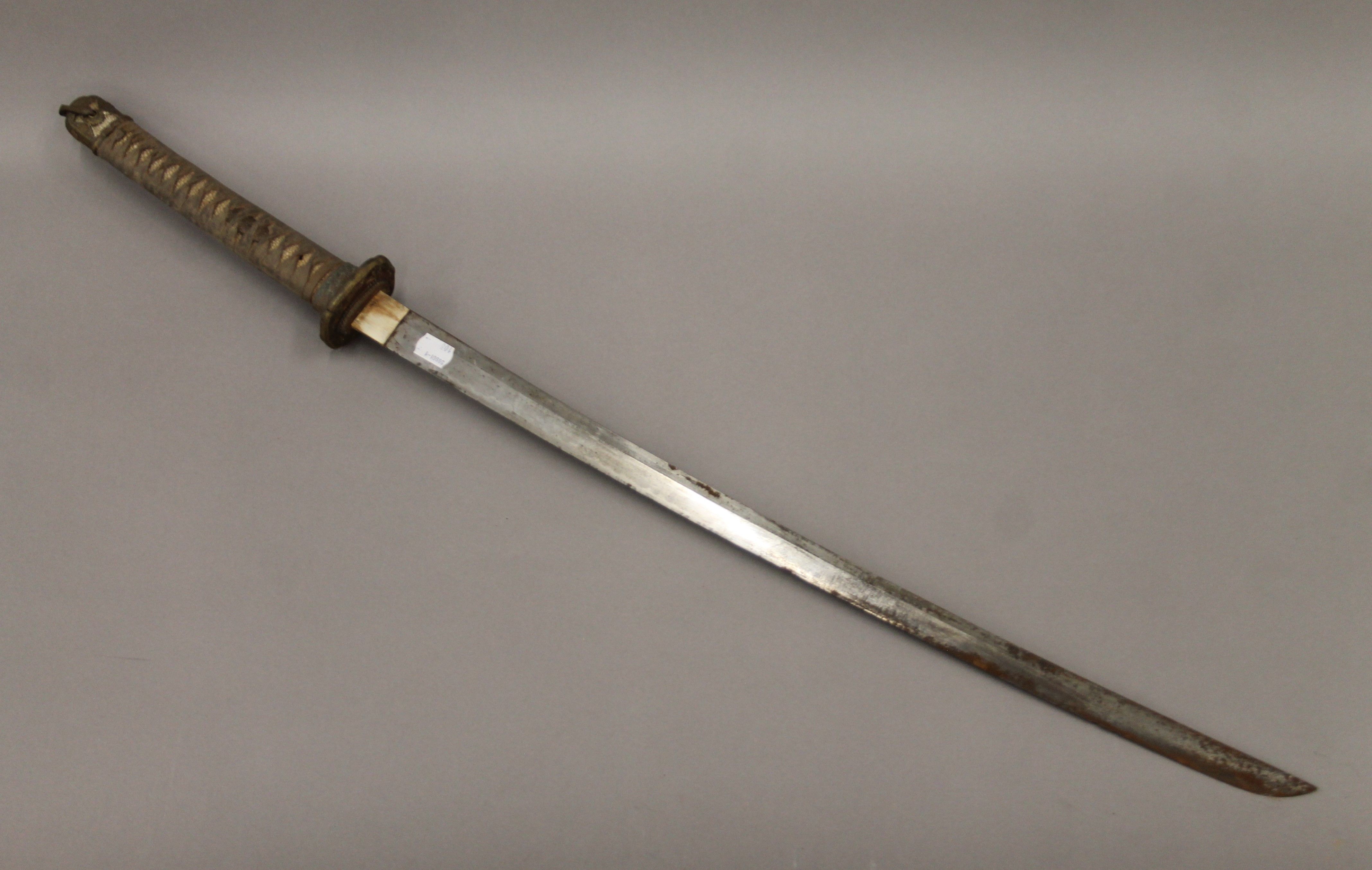 A vintage Japanese katana in scabbard. 104 cm long. - Image 4 of 13