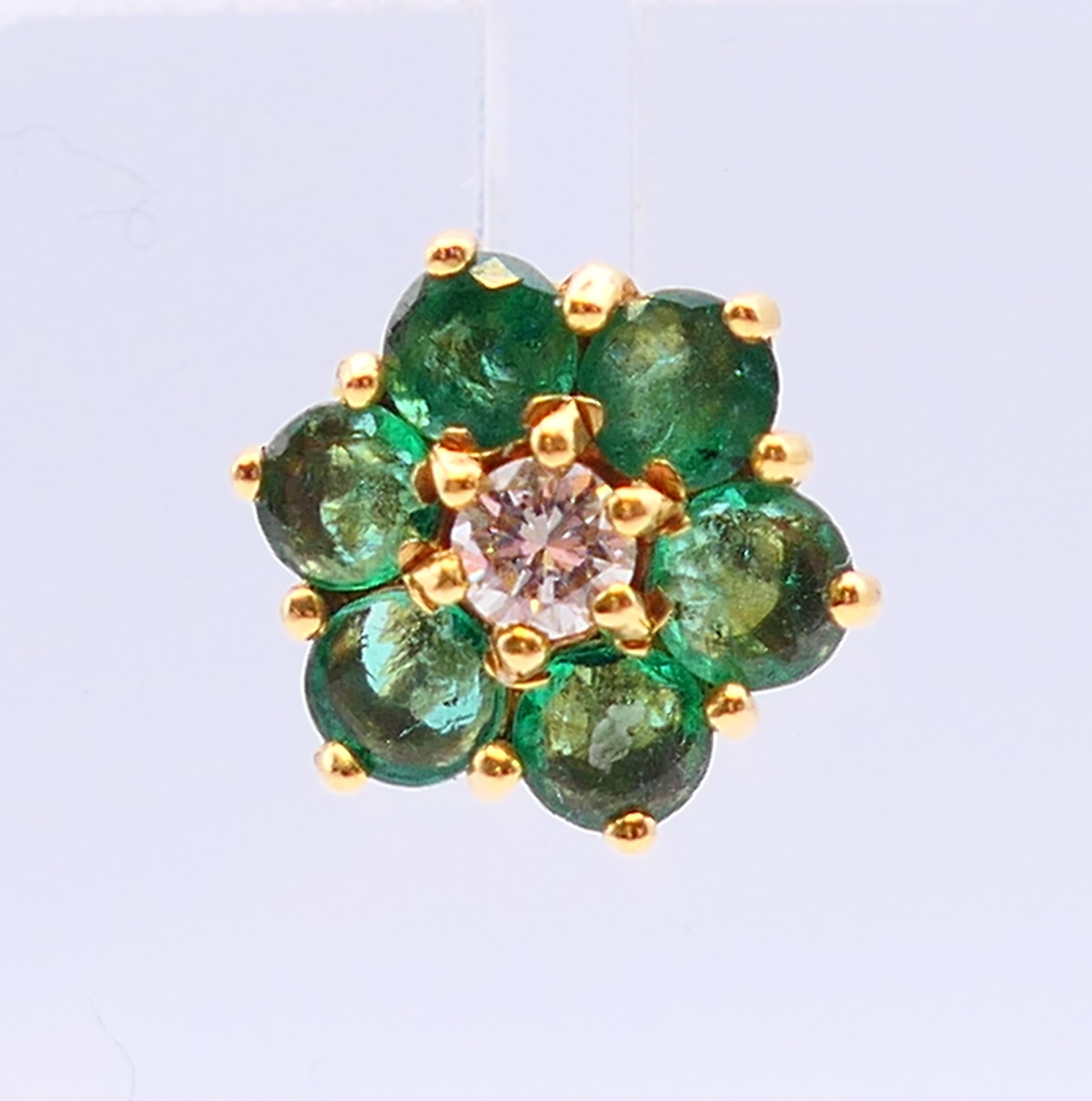 A pair of 18 ct gold, emerald and diamond cluster earrings, - Bild 3 aus 5