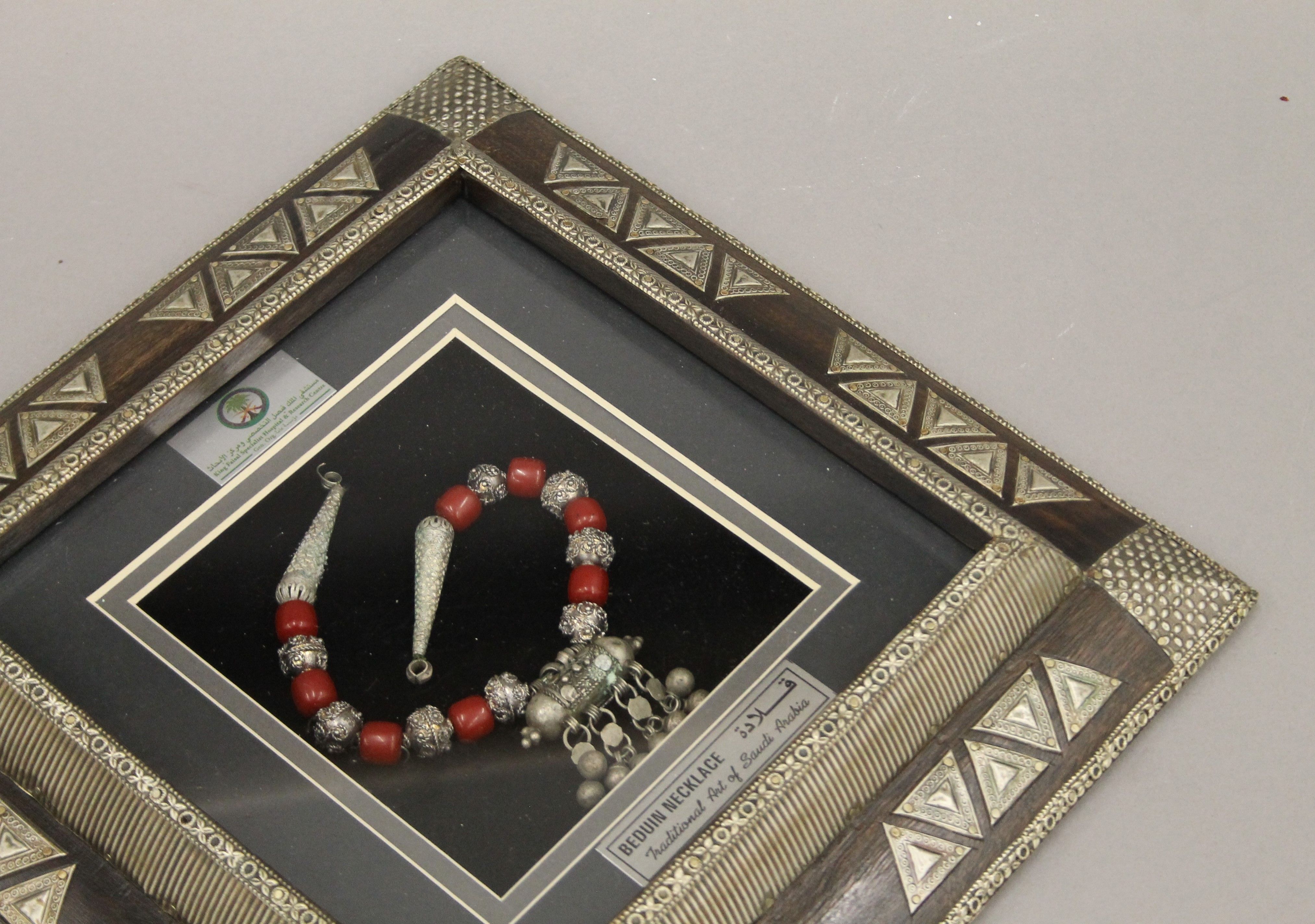 A boxed, framed Bedouin necklace. The box 30 cm wide. - Image 3 of 7