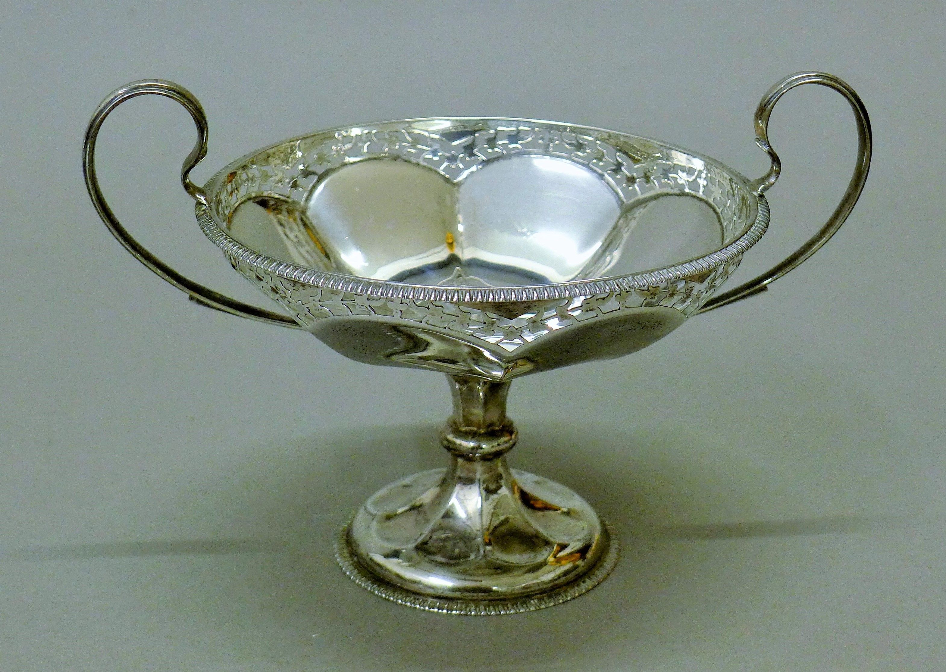 A pair of silver twin-handled tazzas. 18 cm wide. 387.6 grammes. - Image 2 of 5