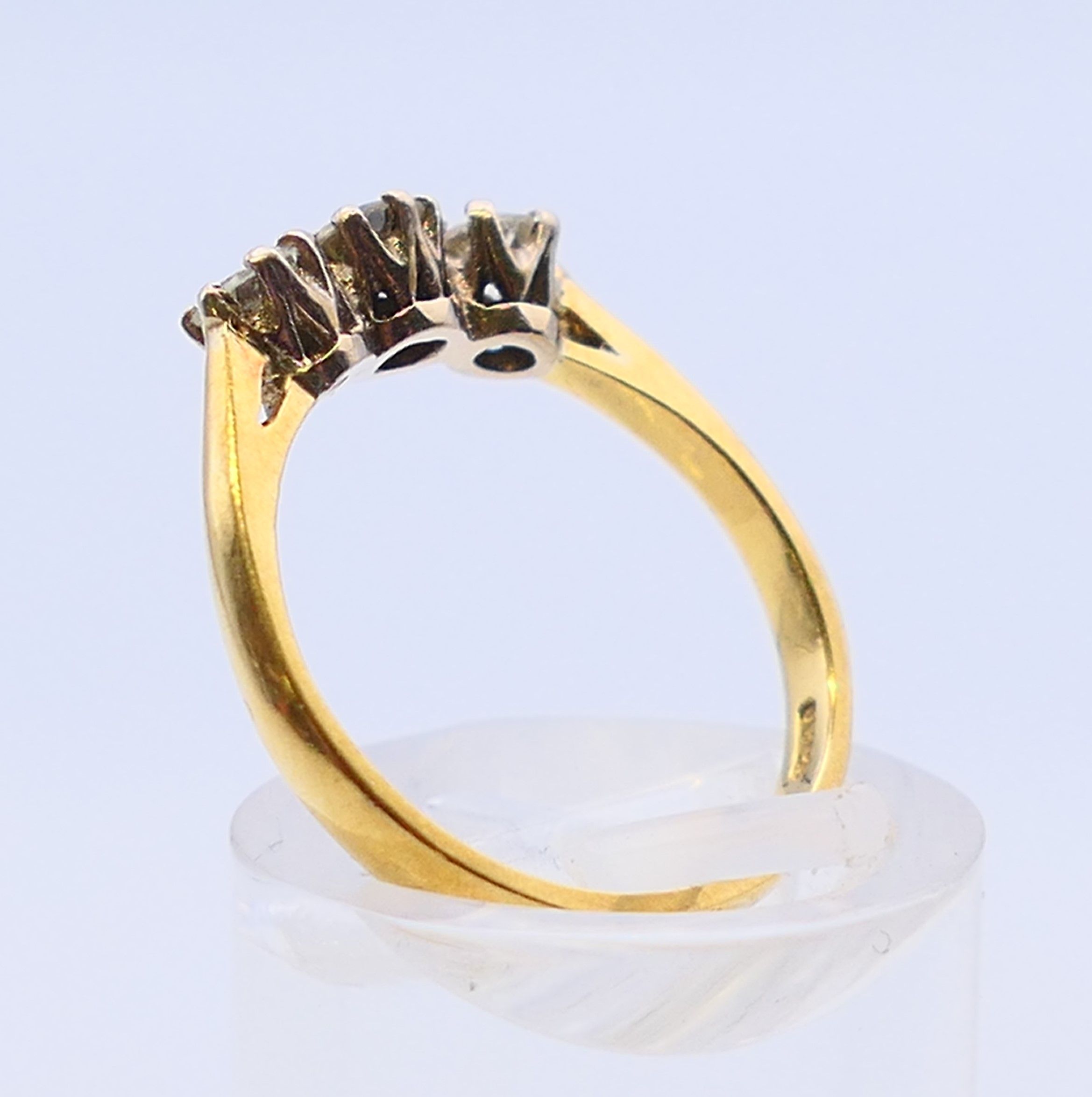 An 18 ct gold three stone diamond ring, hallmarked for London. Ring size L. - Image 5 of 9