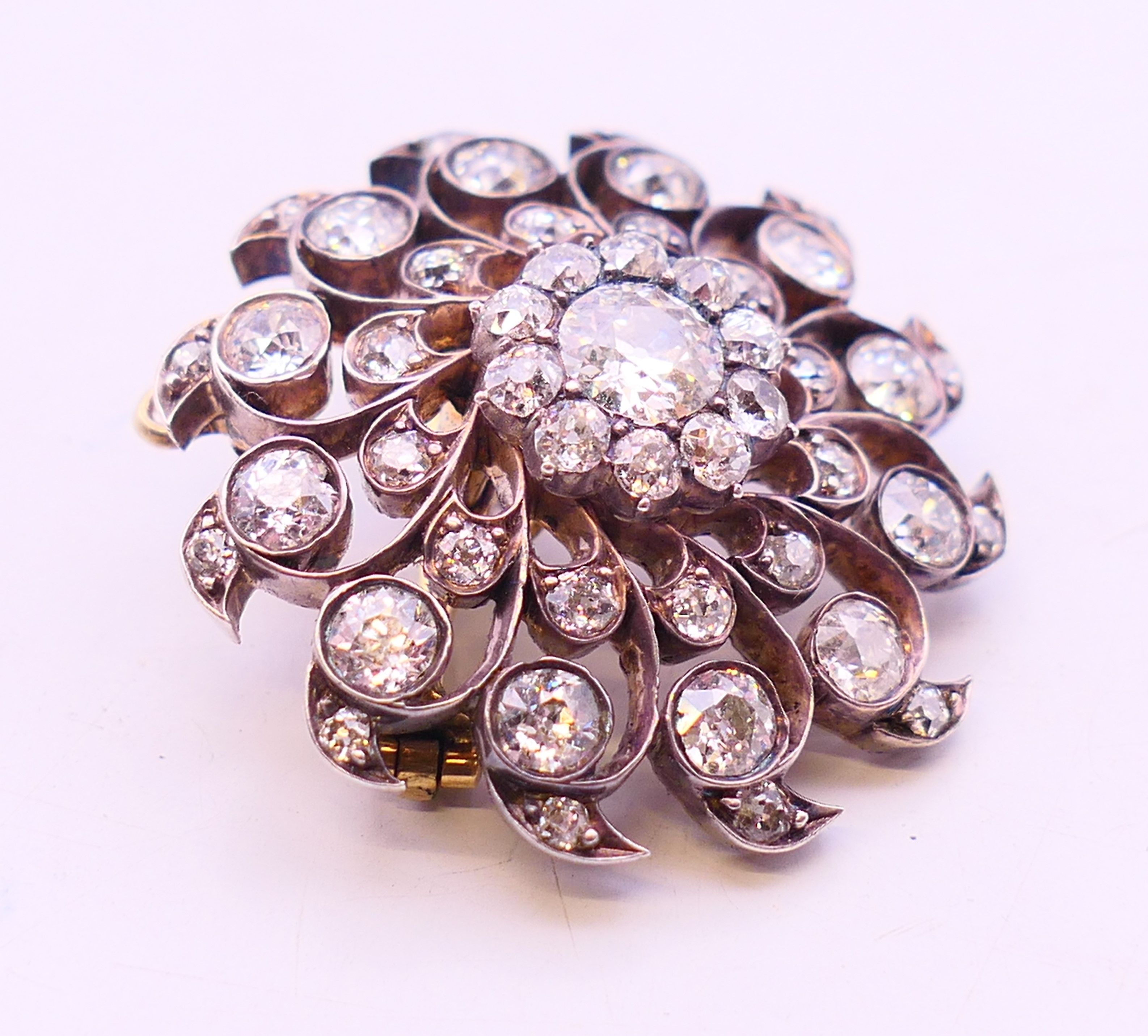 A pierced diamond pendant brooch, the centre stone spreading to approximately 0.75 of a carat. - Bild 2 aus 4