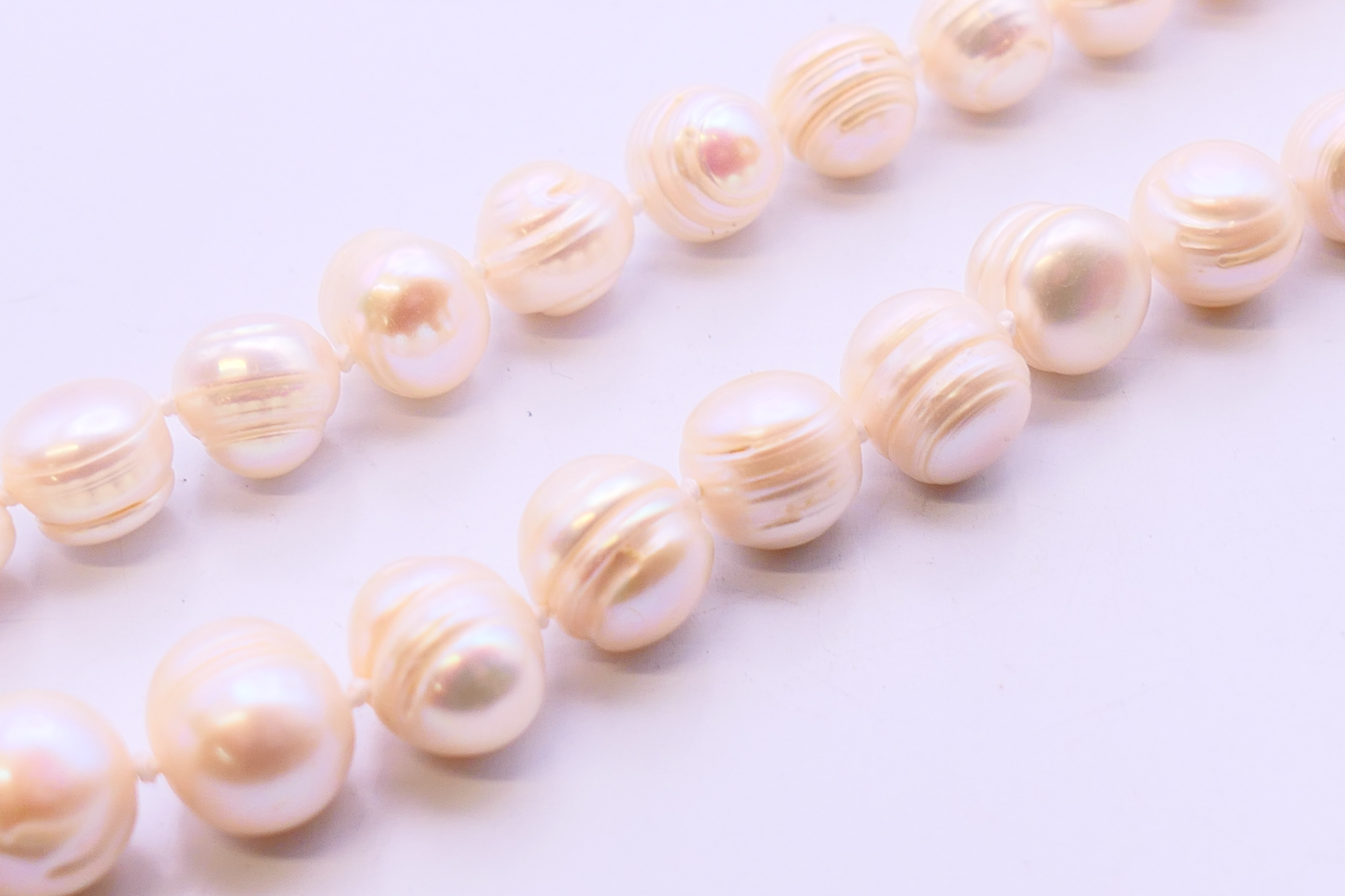 A string of pearls. 50 cm long. - Image 2 of 3