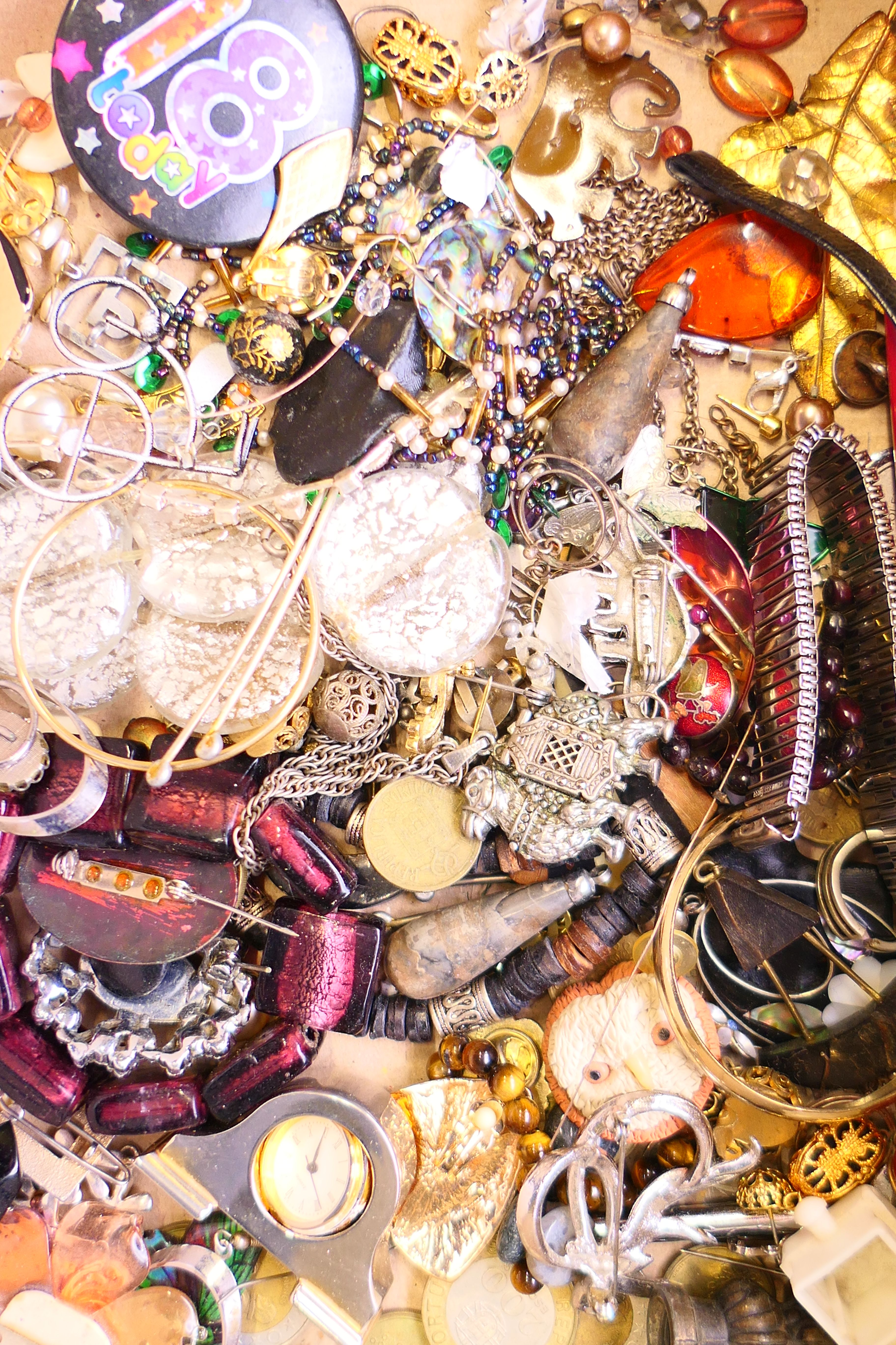 A box of costume jewellery. - Image 5 of 5