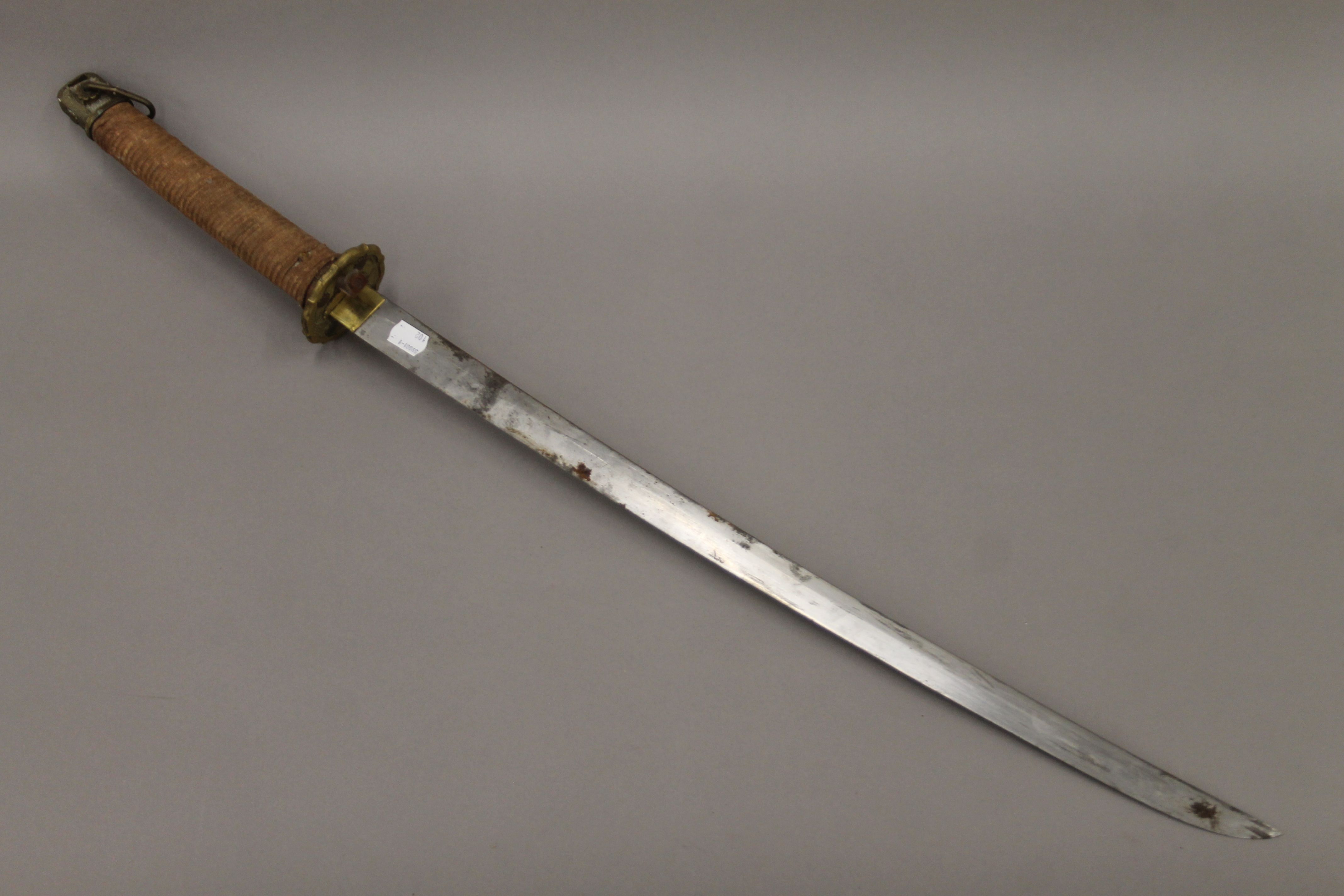 A vintage Japanese katana in scabbard. 103 cm long. - Image 4 of 21