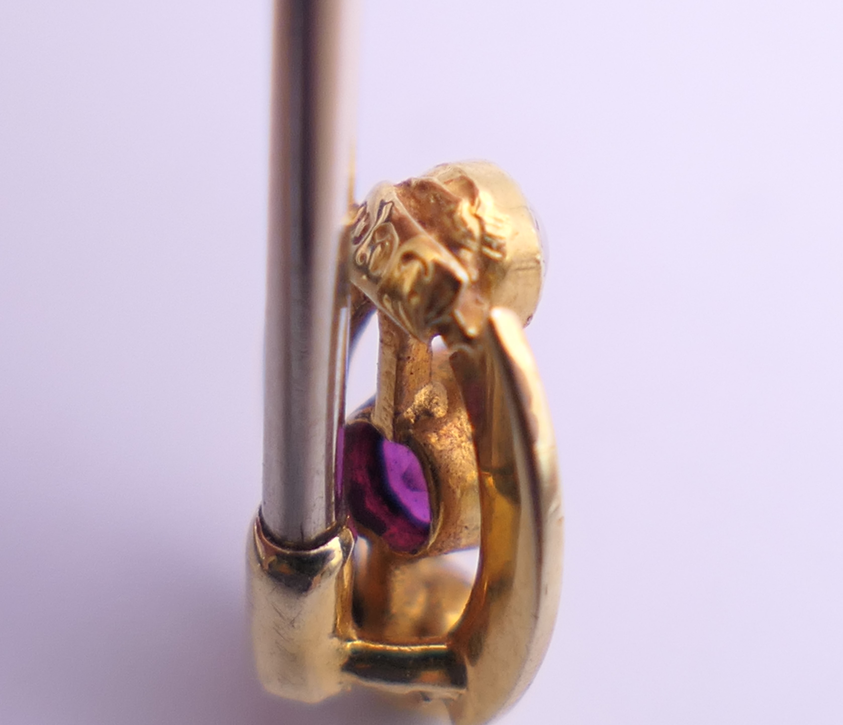Three gold stick pins and another formed as a frog. Frog stick pin 6.5 cm high (frog 1.5 cm high). - Image 11 of 12