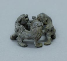 A model of three dogs-of-fo. 6 cm wide.