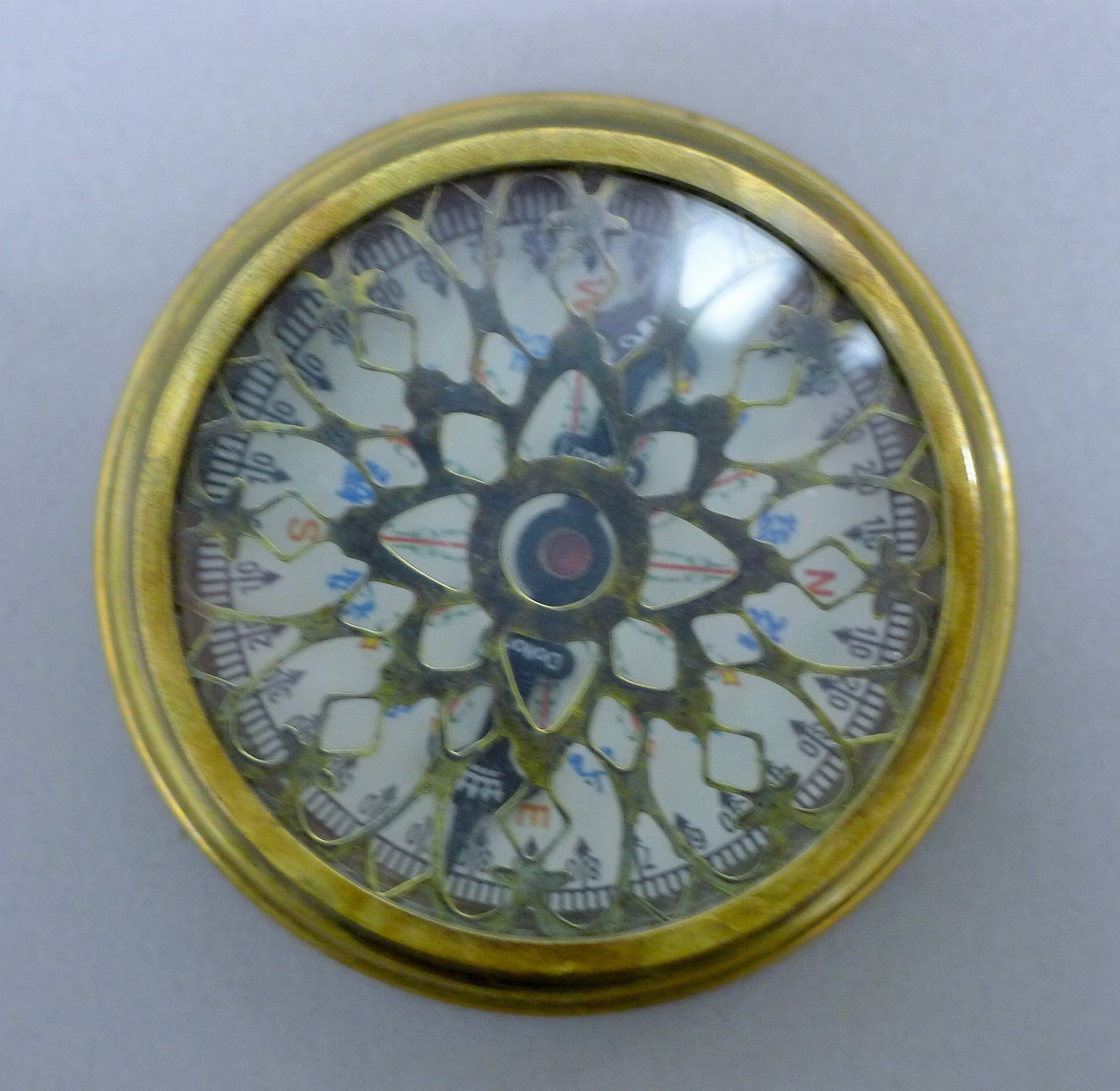 A brass compass. 7.5 cm diameter. - Image 3 of 3