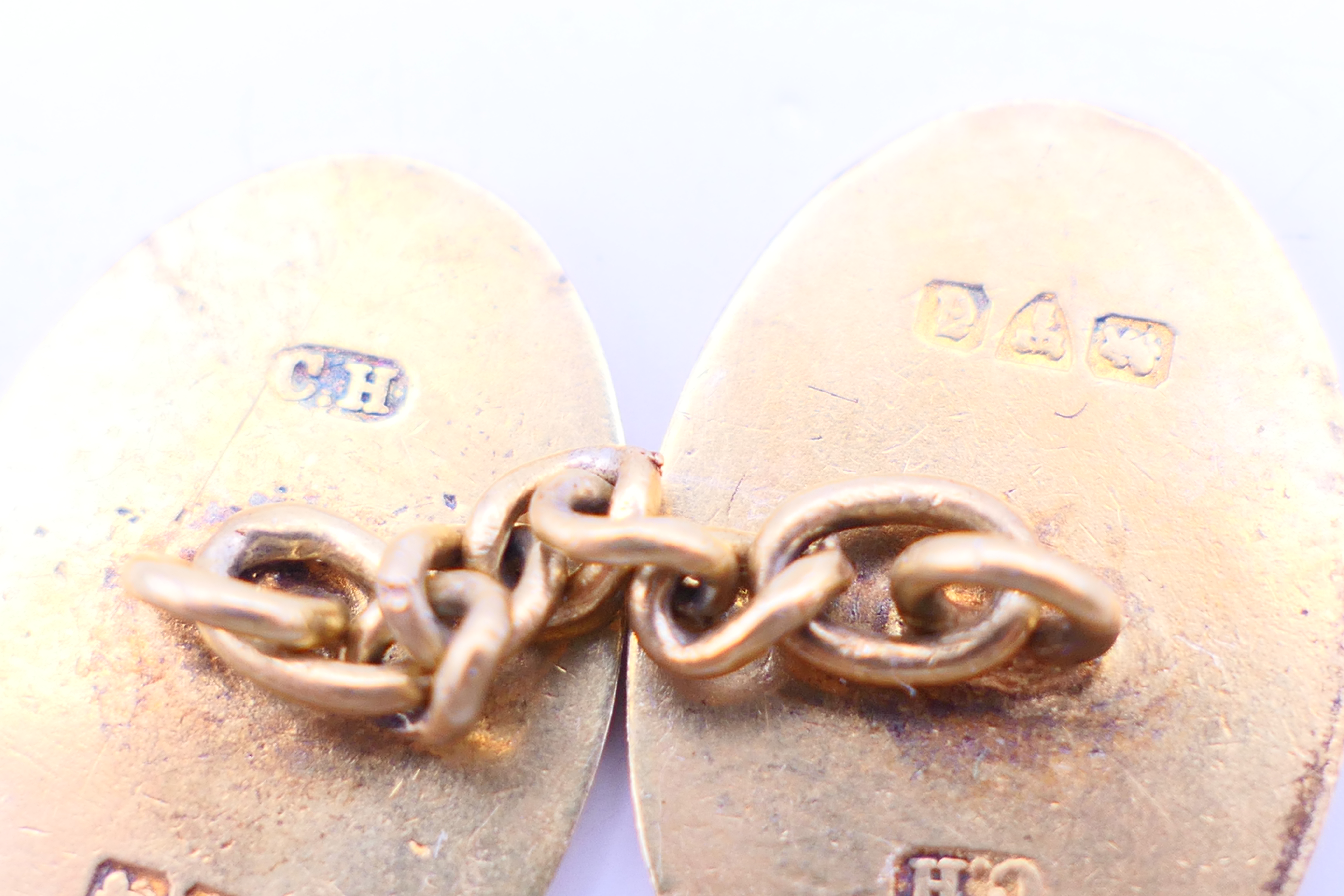 A pair of silver gilt cufflinks. 2 cm high. - Image 4 of 4
