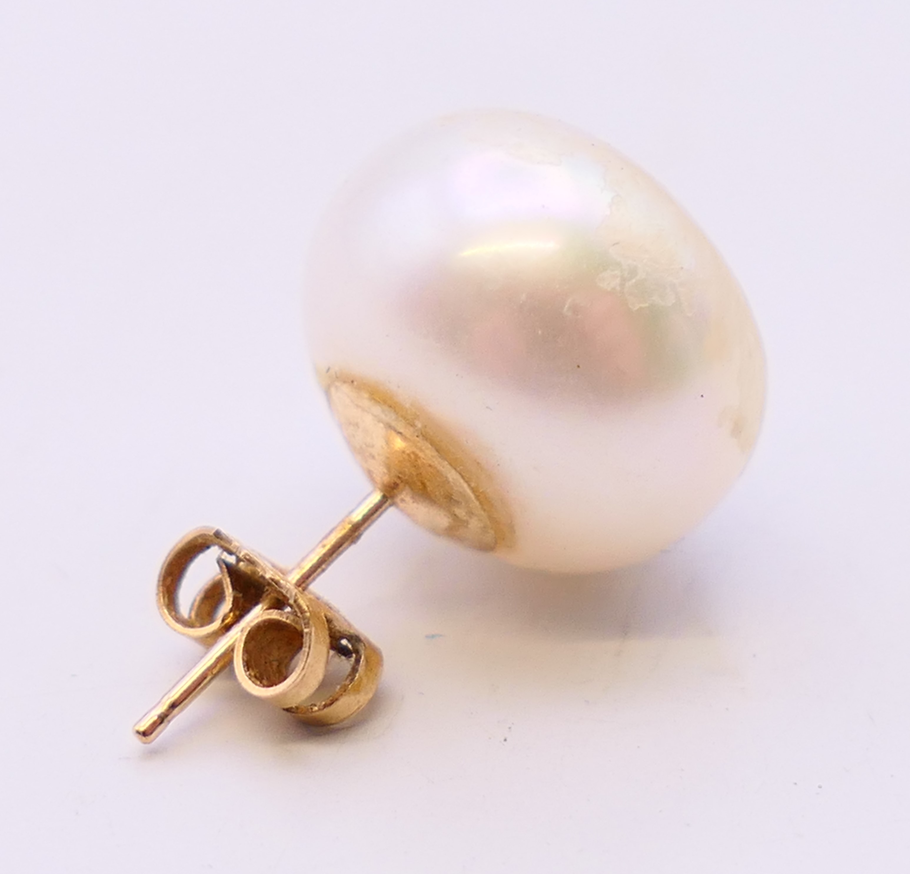 A 15 ct gold mounted stickpin and a pair of 9 ct gold and pearl earrings. Earrings 1.25 cm diameter. - Image 6 of 10