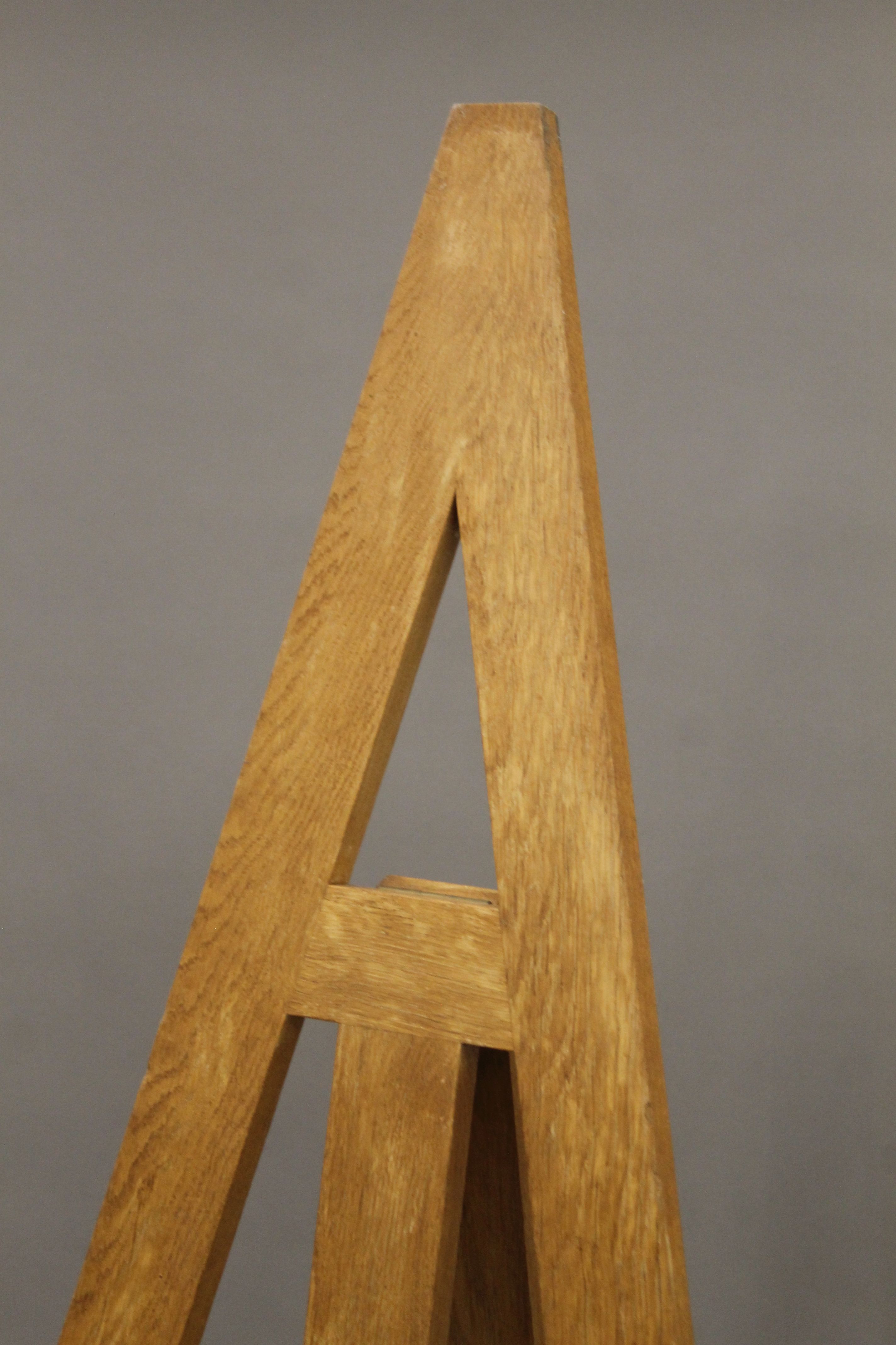 A modern oak easel. 185 cm high. - Image 2 of 4