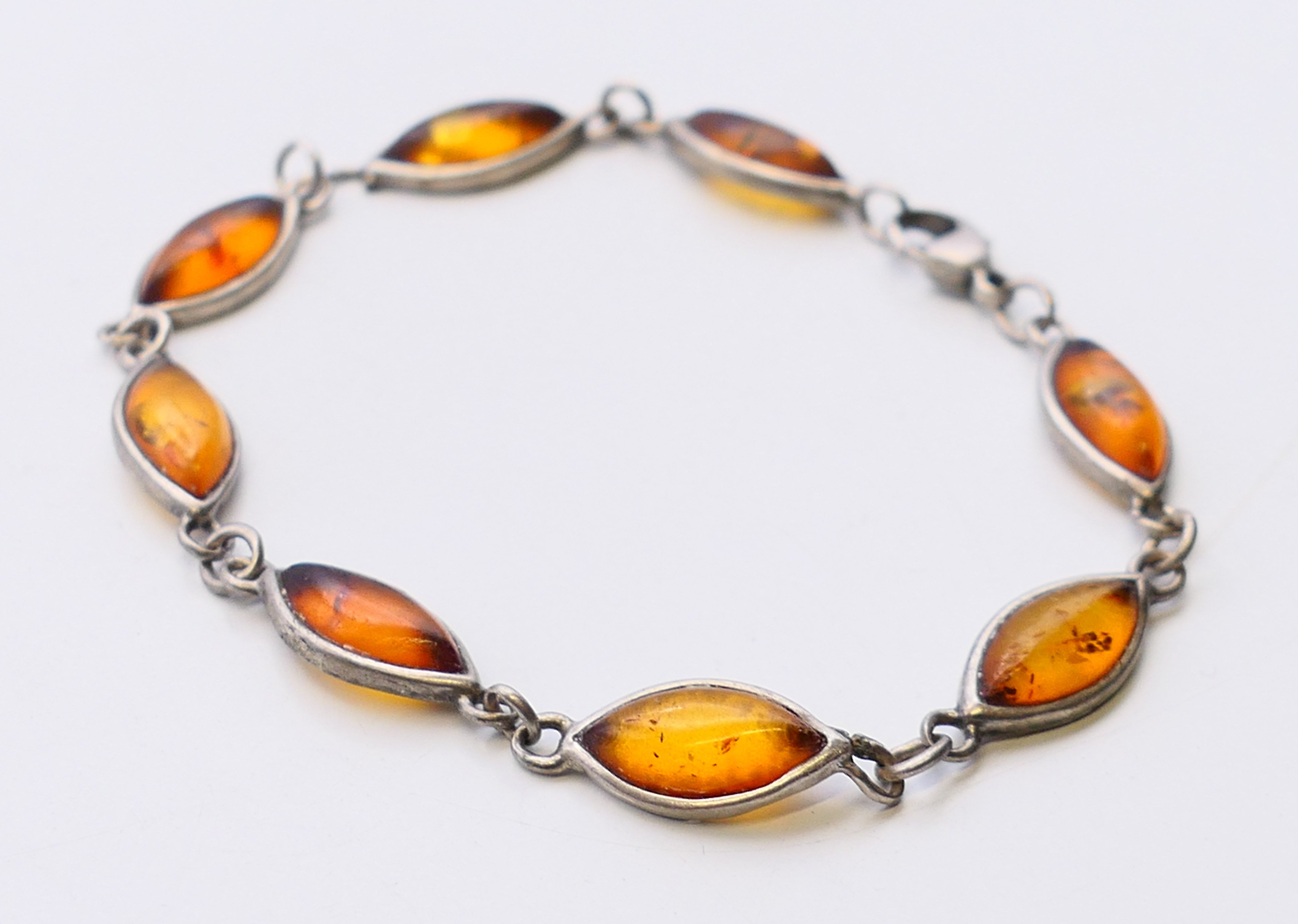 A collection of silver jewellery, including amber and pendants. - Image 13 of 18